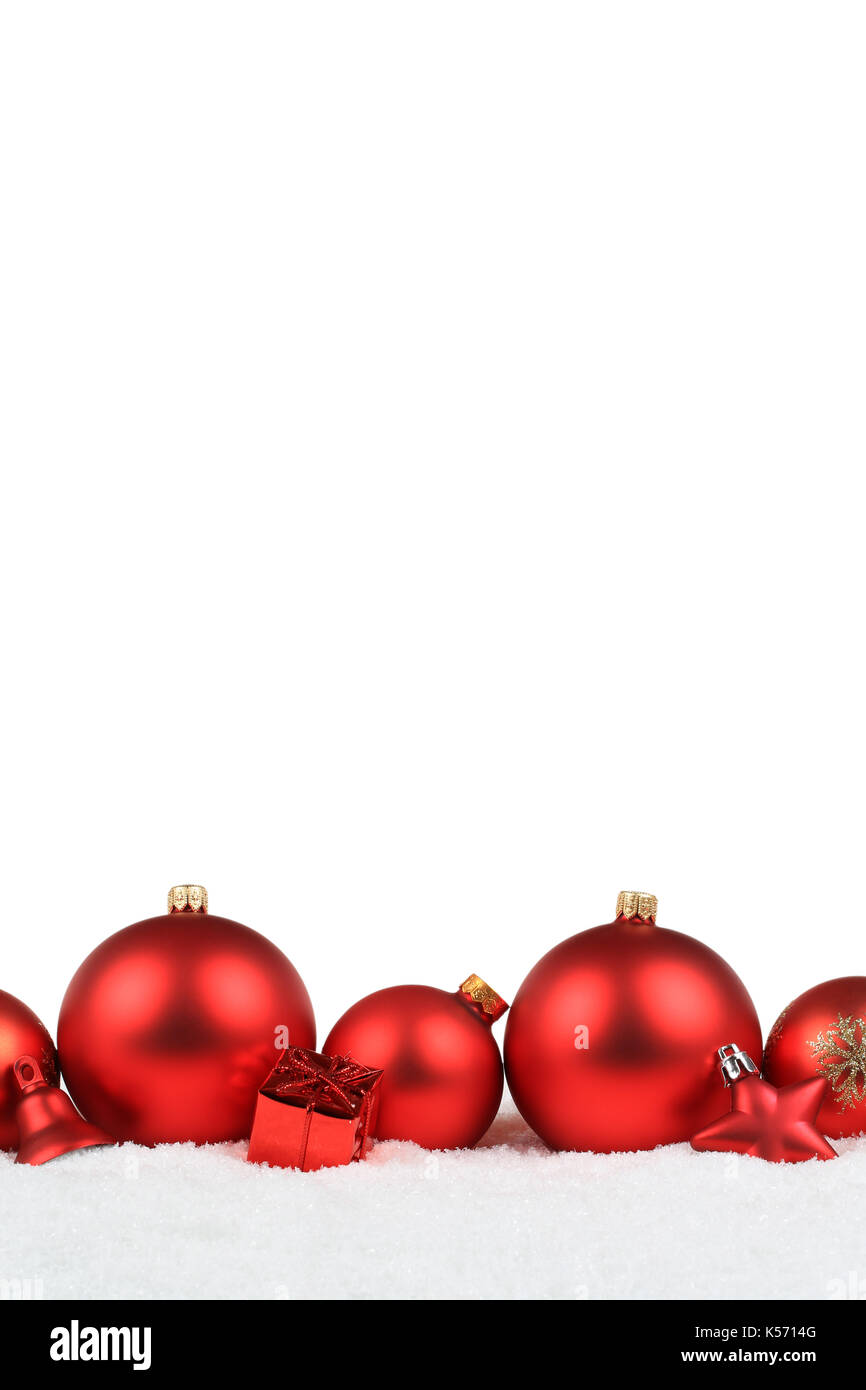 Le palle di Natale decoro rosso formato ritratto neve invernale copyspace isolato spazio copia testo Foto Stock