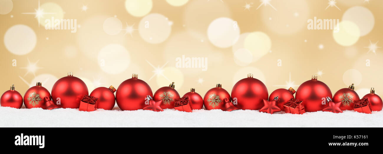 Le palle di Natale banner Decorazione rosso sfondo dorato neve inverno copyspace spazio copia testo Foto Stock