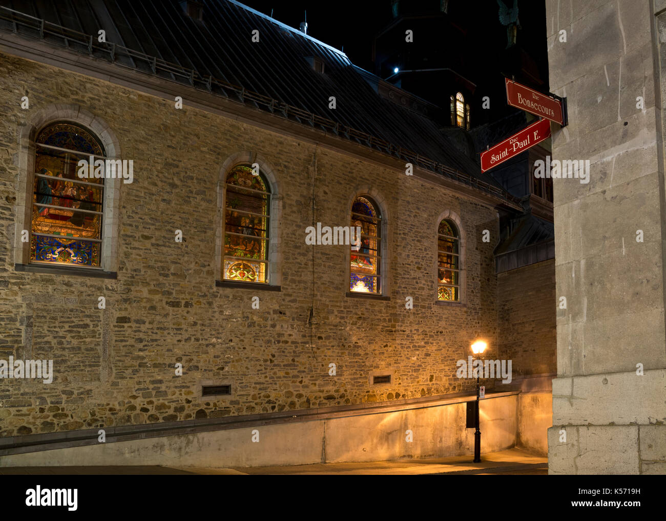 Old Montreal - angolo di rue Bonsecours e Rue Saint Paul E. mostra lato di Notre-Dame-de-Bon-Secours Cappella di notte. Foto Stock