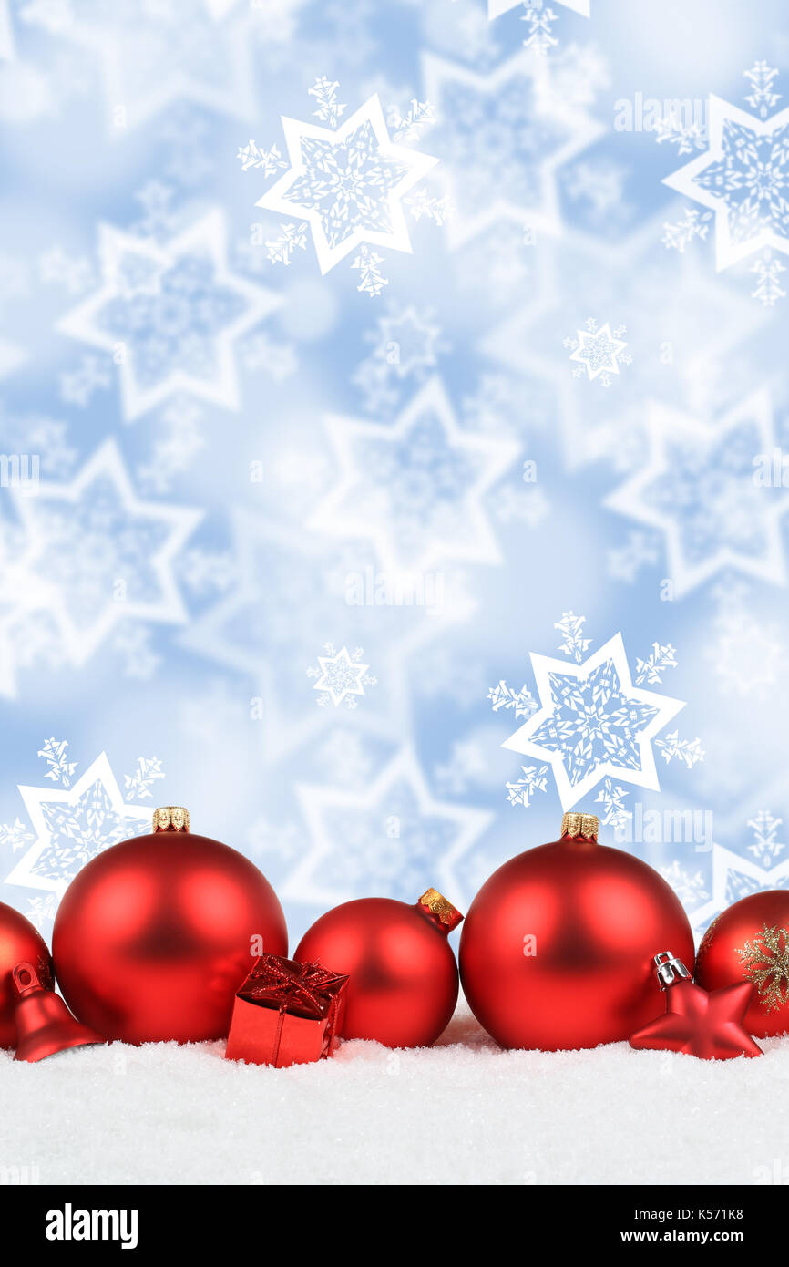 Le palle di Natale decoro rosso neve stelle formato ritratto copyspace di sfondo spazio copia testo Foto Stock