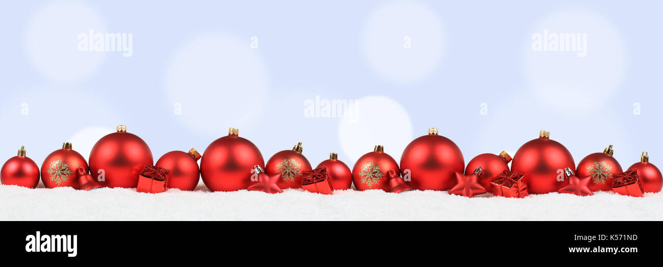 Le palle di Natale banner Decorazione rosso azzurro sfondo inverno Neve copyspace spazio copia testo Foto Stock