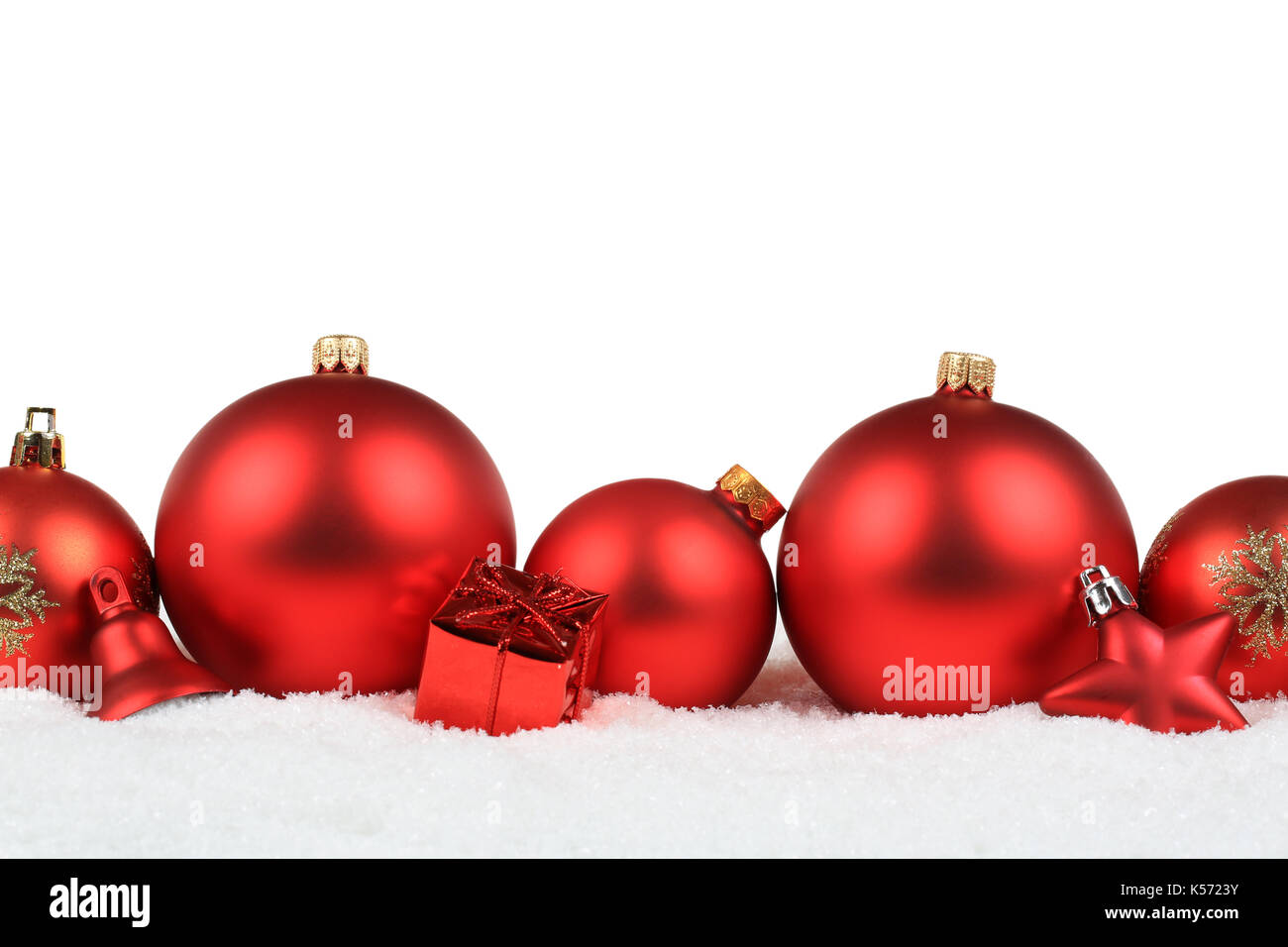 Le palle di Natale decoro rosso neve invernale copyspace isolato spazio copia testo Foto Stock