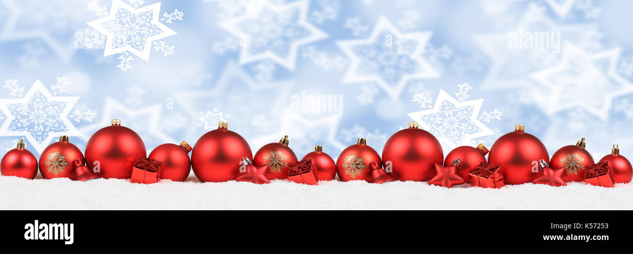Le palle di Natale banner Decorazione rosso sfondo inverno Neve copyspace spazio copia testo Foto Stock