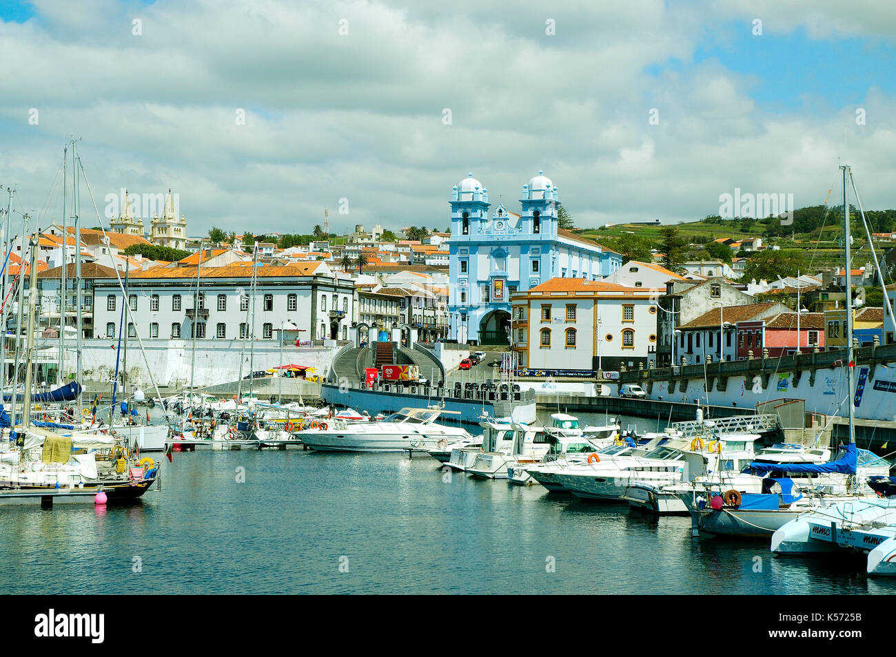 Il porto turistico di Angra, nel quartiere storico di Angra do Heroismo, patrimonio dell'umanità dell'UNESCO. Terceira, isole Azzorre, Portugalhouses Foto Stock