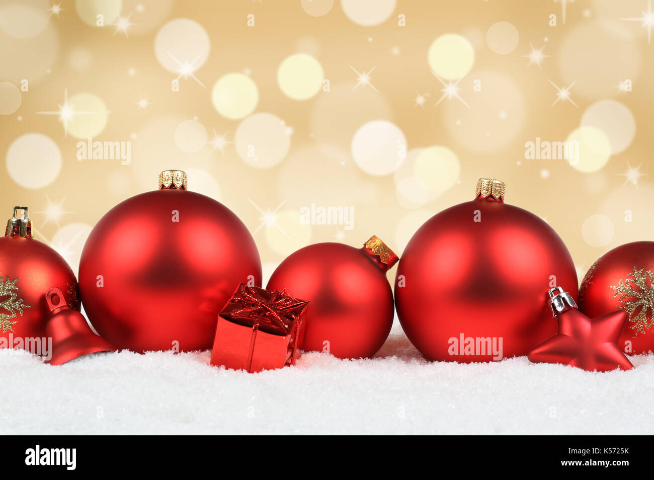 Le palle di Natale decoro rosso neve inverno sfondo dorato copyspace spazio copia testo Foto Stock