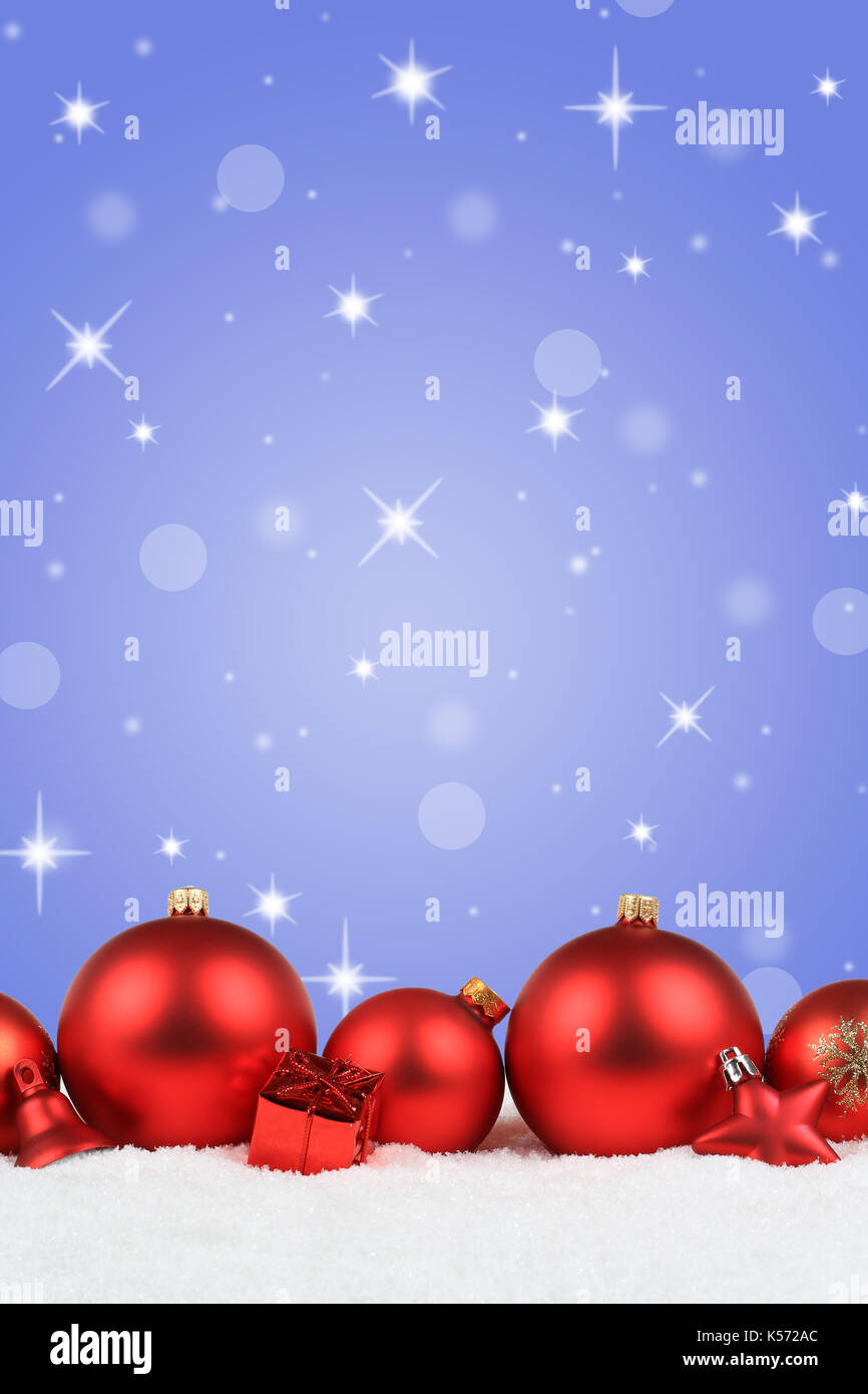 Le palle di Natale decoro rosso formato ritratto neve inverno stelle copyspace di sfondo spazio copia testo Foto Stock