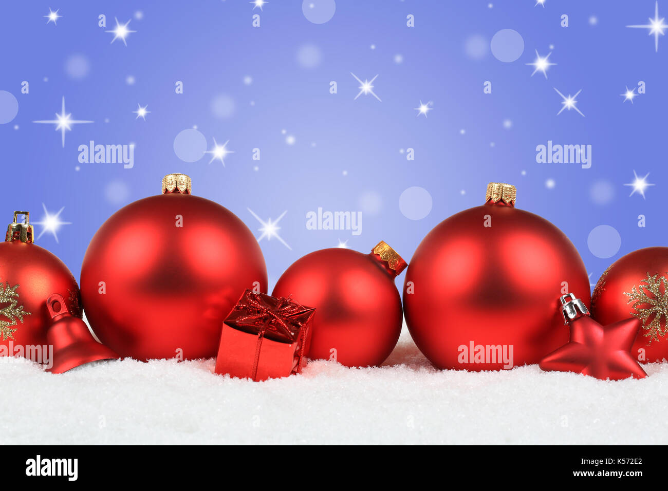 Le palle di Natale decoro rosso inverno Neve stelle copyspace di sfondo spazio copia testo Foto Stock