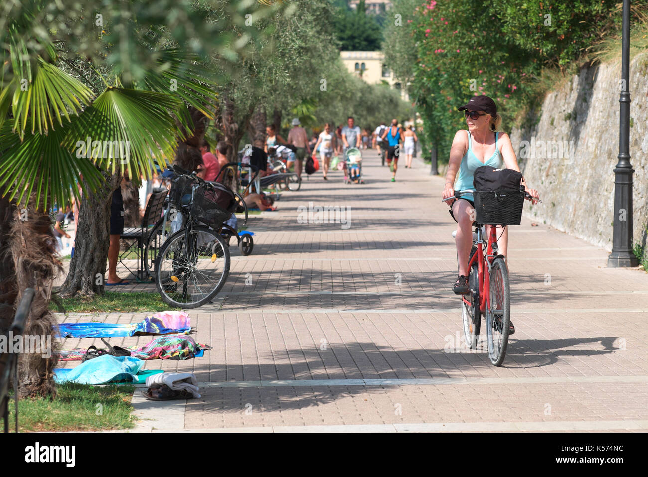 Lago di Garda donna in bicicletta tra garda e bardolino Foto Stock