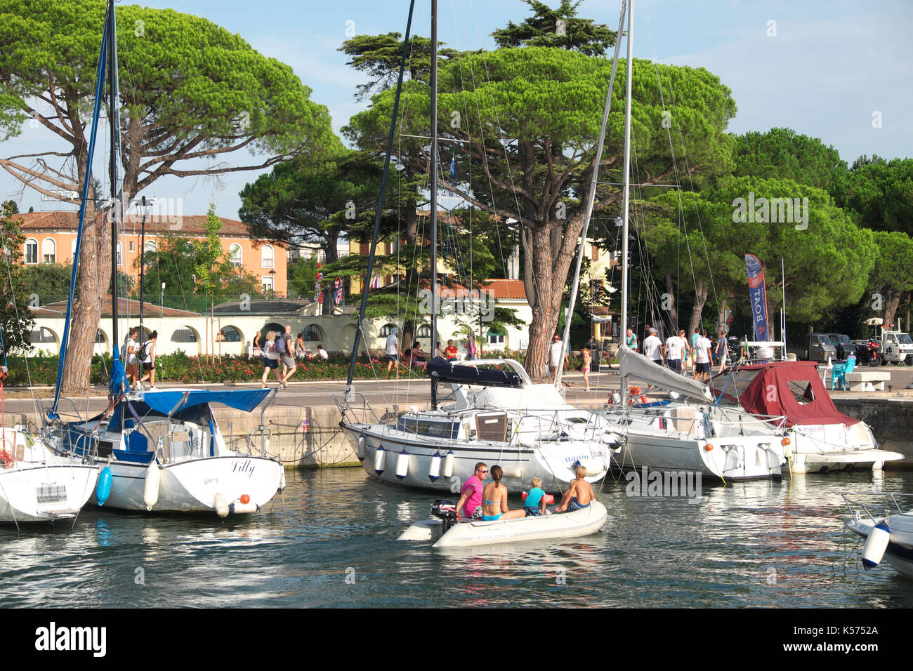 Lazise, lago di garda, Italia yacht e barche a vela in riva al lago marina Foto Stock