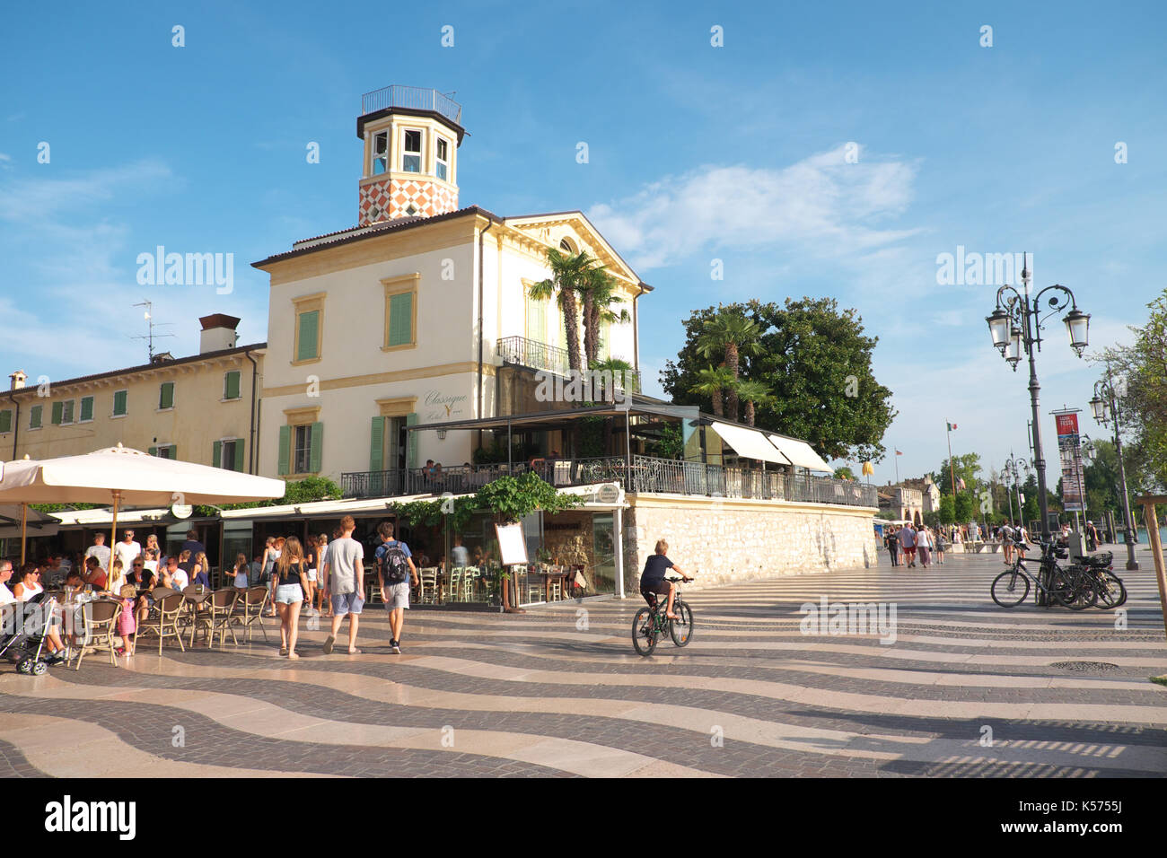 Lazise, lago di garda, Italia ristorante e piazza nella località di villeggiatura Foto Stock