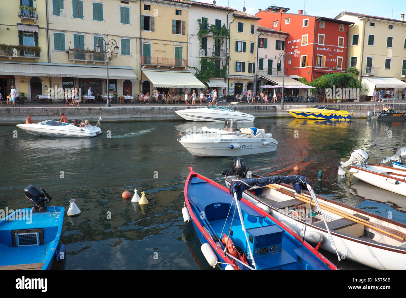 Lazise, lago di garda, Italia barche nel resort porto sul lago Foto Stock