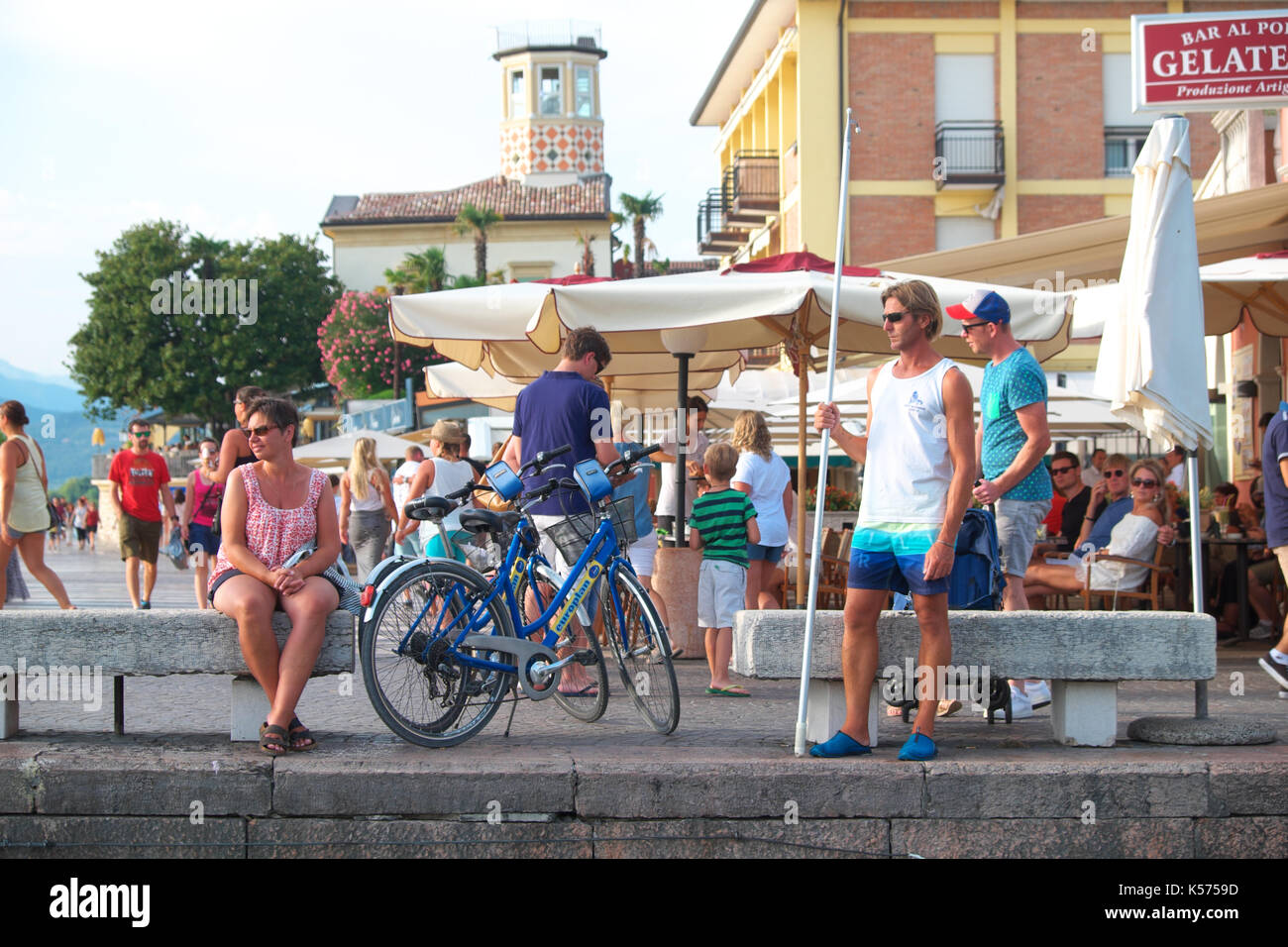 Lazise, lago di garda, Italia occupato la scena alla bocca del porto Foto Stock