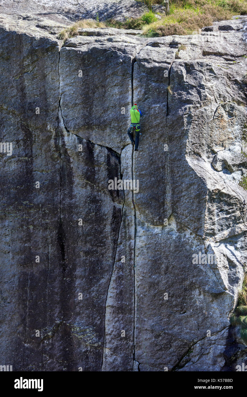 Lo scalatore si affaccia la ripida salita del sasso remenno masino valtellina lombardia italia Europa Foto Stock
