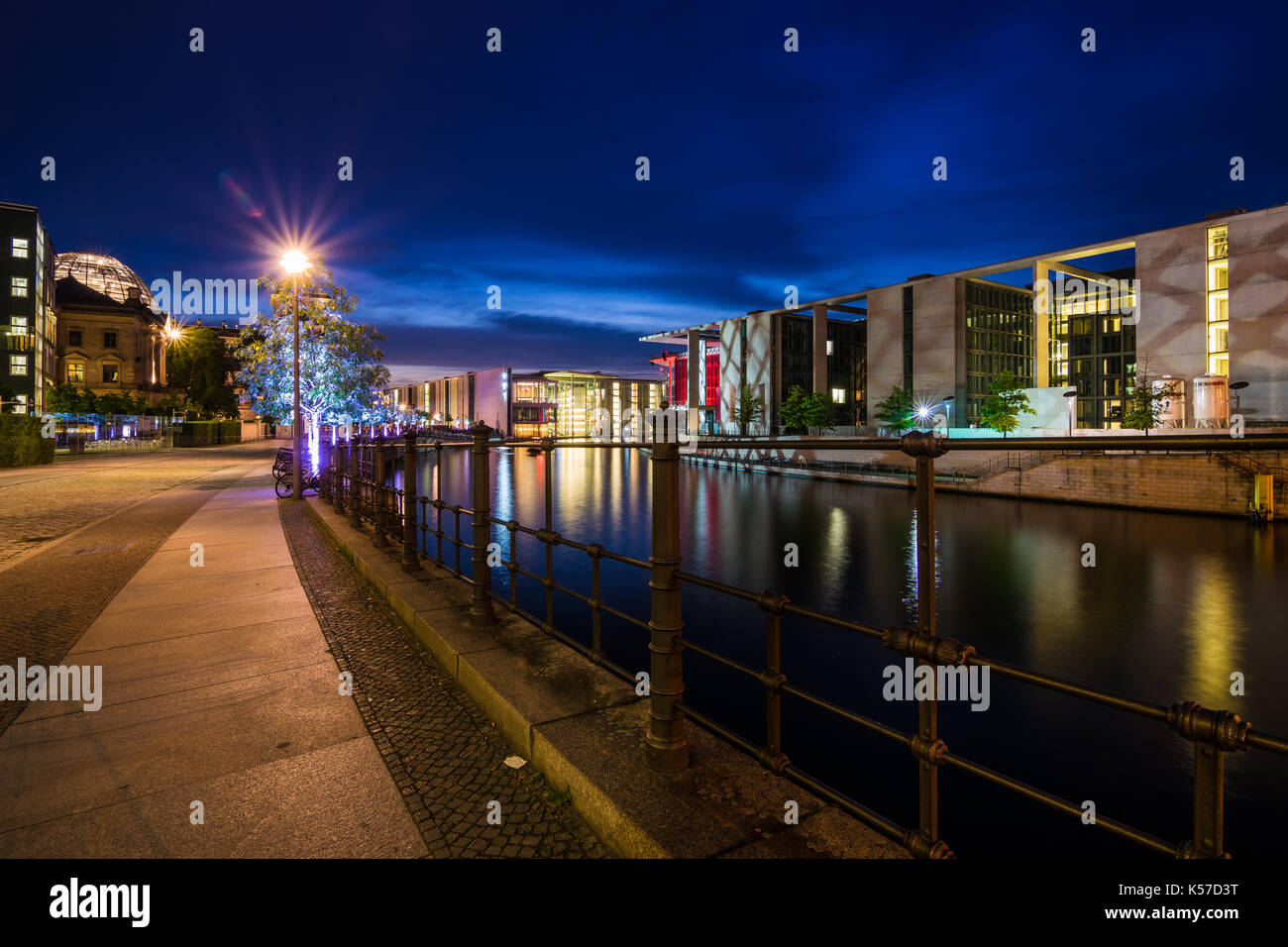 Reichstag nel distretto governativo di Berlino al crepuscolo Foto Stock