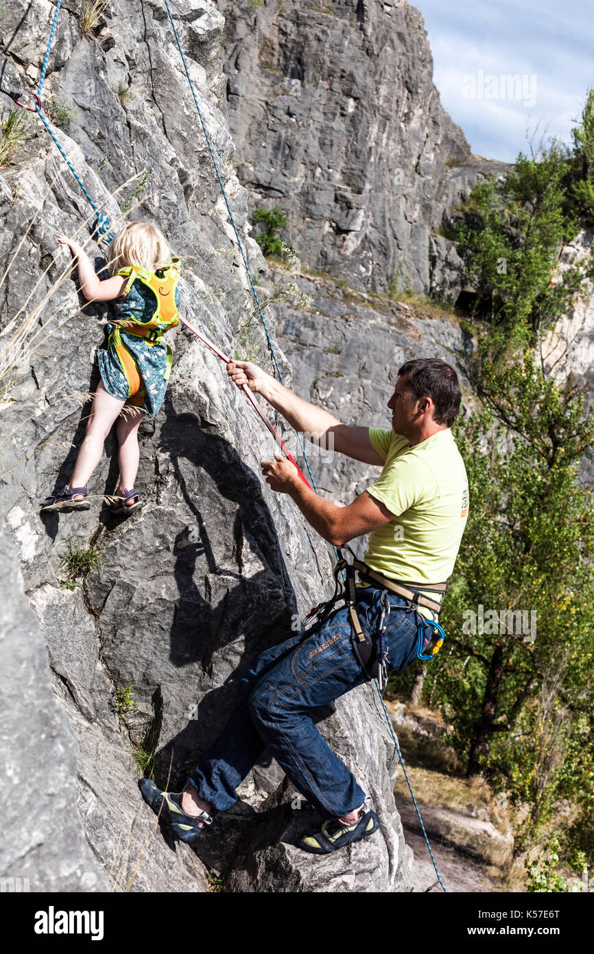 Educazione del giovane arrampicatore, l'istruttore insegna arrampicata bambino sulla roccia, Repubblica Ceca Padre e figlia Foto Stock