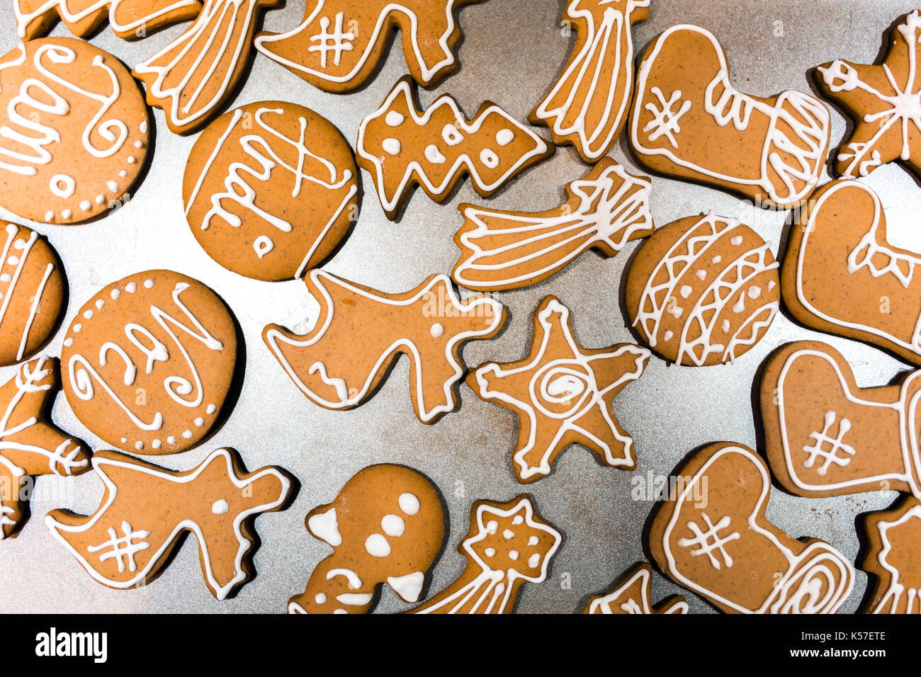 Decorate varie torte di panpepato per la vigilia di Natale Foto Stock