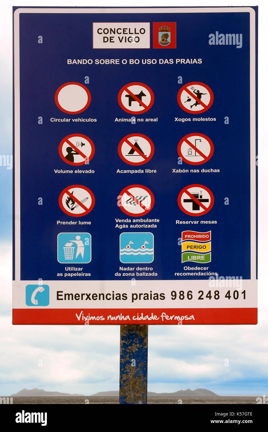 Poster informativo nella Spiaggia di Samil, Vigo, provincia di Pontevedra, nella regione della Galizia, Spagna, Europa Foto Stock