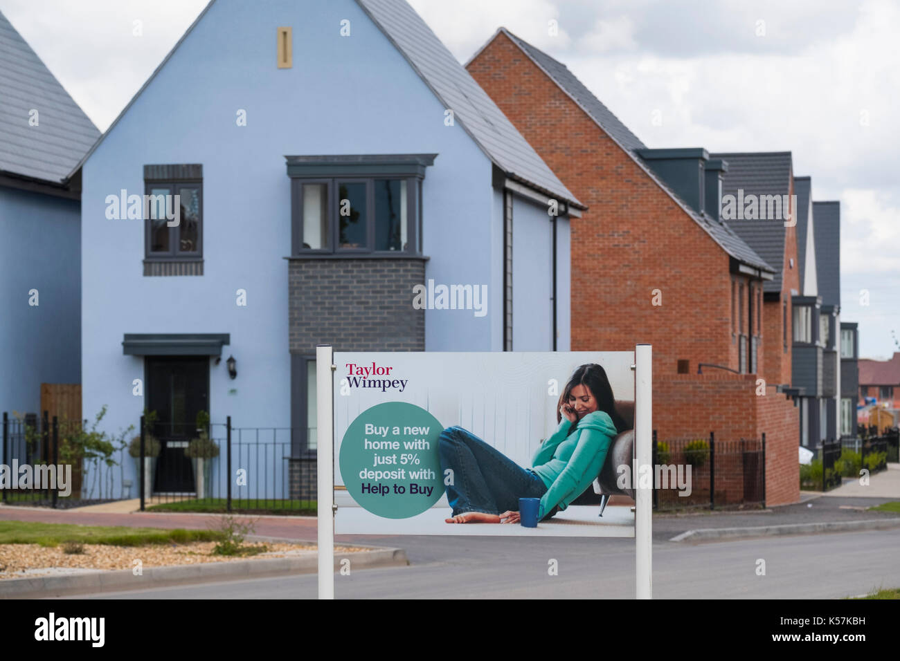 Taylor Wimpey sviluppo di alloggiamento con l aiuto di acquistare pubblicità al villaggio Lawley, Telford, Shropshire, Regno Unito Foto Stock