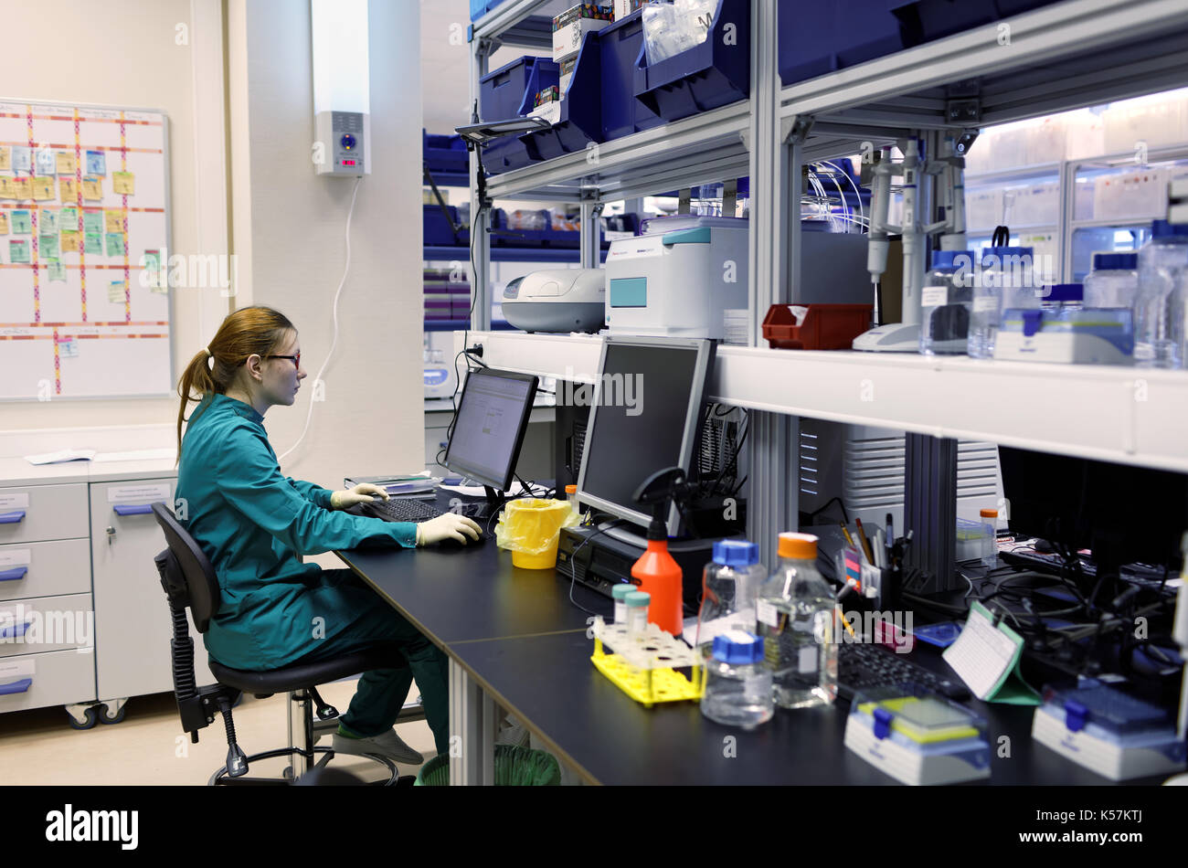 Ricercatore al lavoro nella biotecnologia High-Throughput Laboratorio di BIOCAD Foto Stock