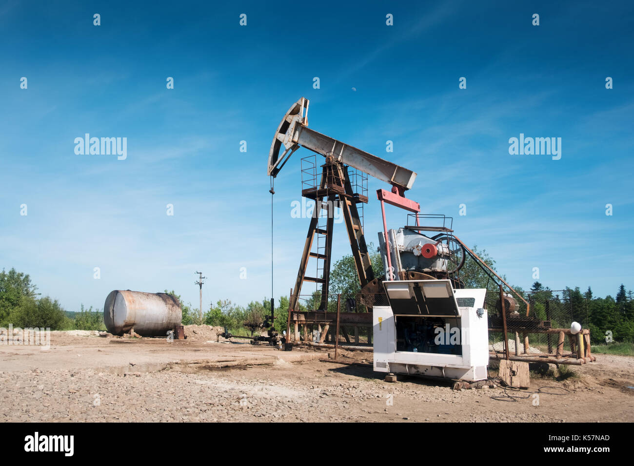 Di lavoro della pompa olio contro il cielo blu sullo sfondo Foto Stock