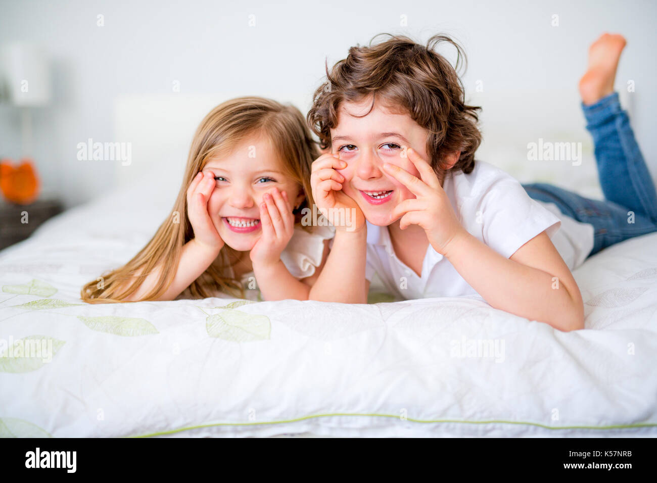 Fratello e sorella che si rilassano a casa immagini e fotografie stock