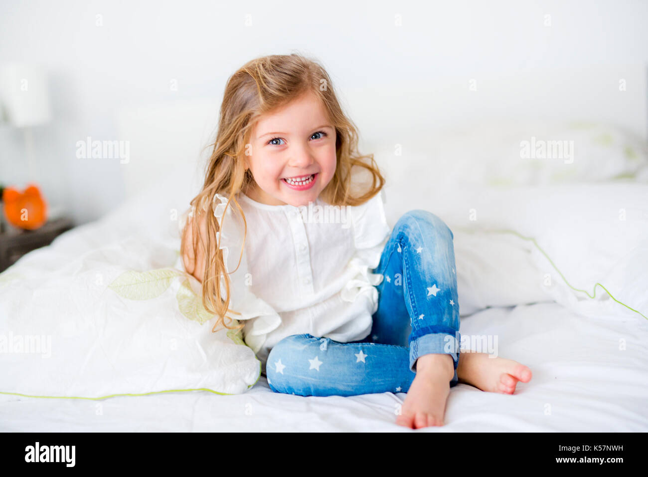 Adorabile bambina svegliano nel suo letto Foto Stock