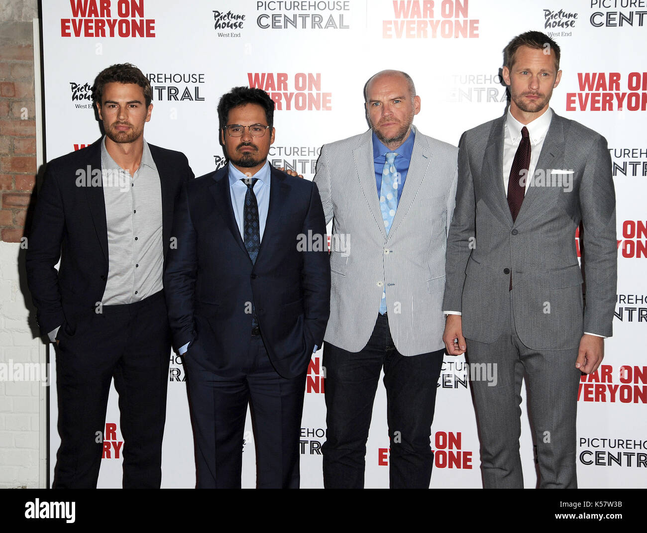 Foto deve essere accreditato ©Alpha premere 078237 29/09/2016 Theo James Michael Pena di John Michael McDonagh e Alexander Skarsgard guerra a tutti UK Premiere a Picturehouse Londra Centrale Foto Stock