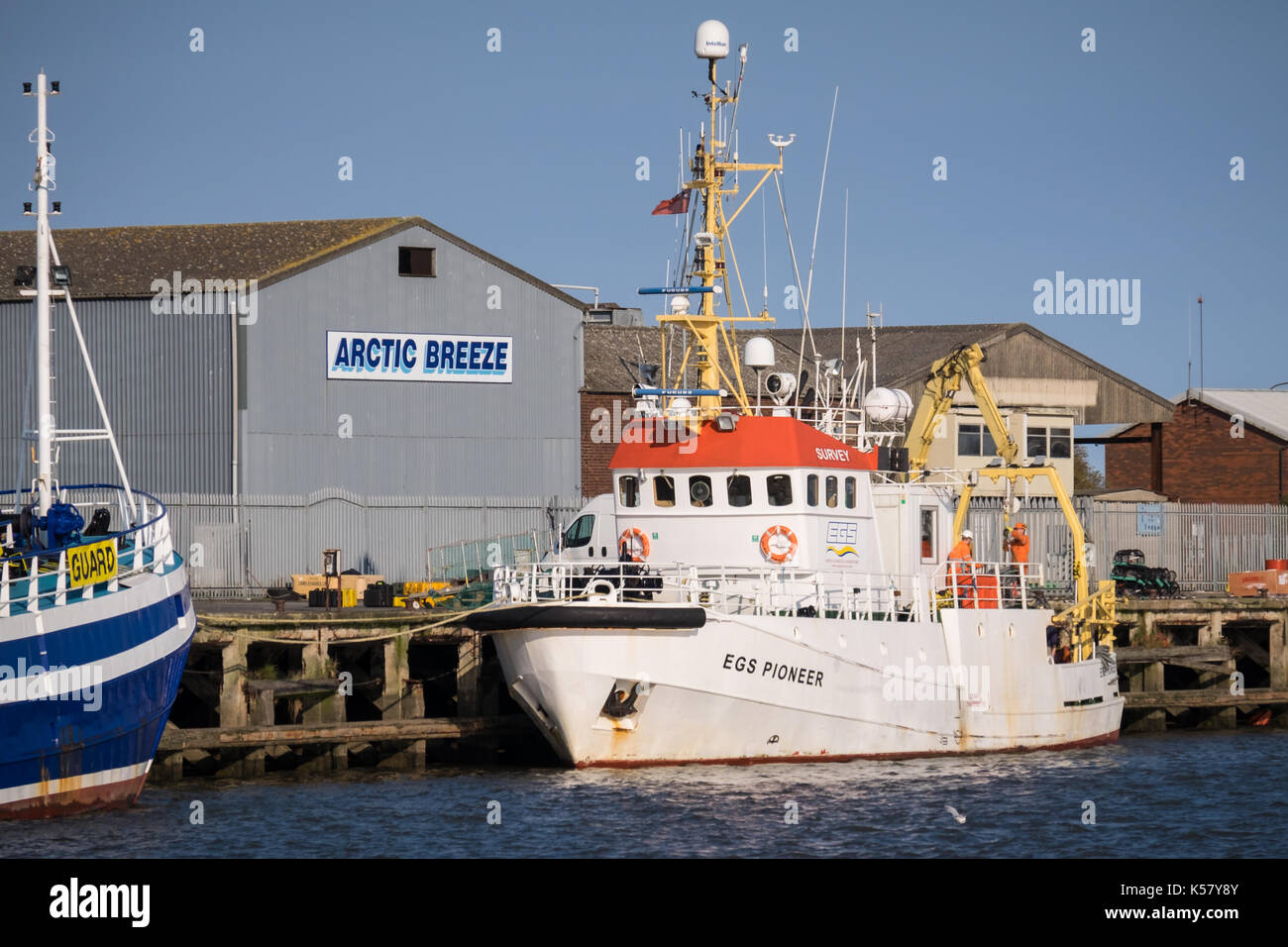 Il sondaggio nave EGS Pioneer accanto a Grimsby Dock di pesce Foto Stock