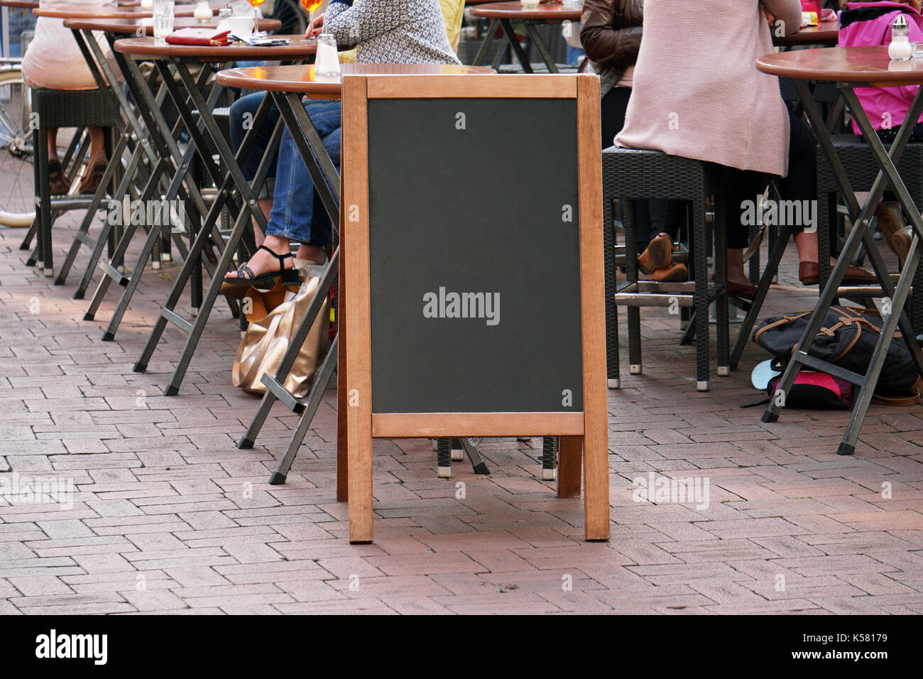 Lavagna vuota pubblicità segno o il tappo del cliente Foto Stock Lavagna vuota pubblicità segno o il tappo del cliente Foto Stock