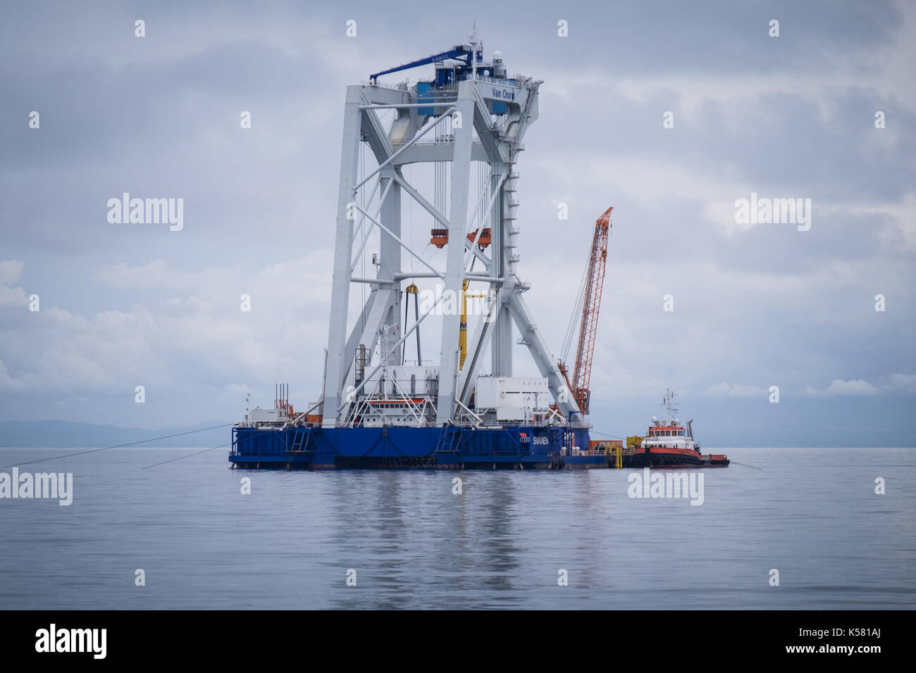 La Van Oord il sollevamento pesante nave, Svanen, su Walney Estensione del parco eolico offshore Foto Stock