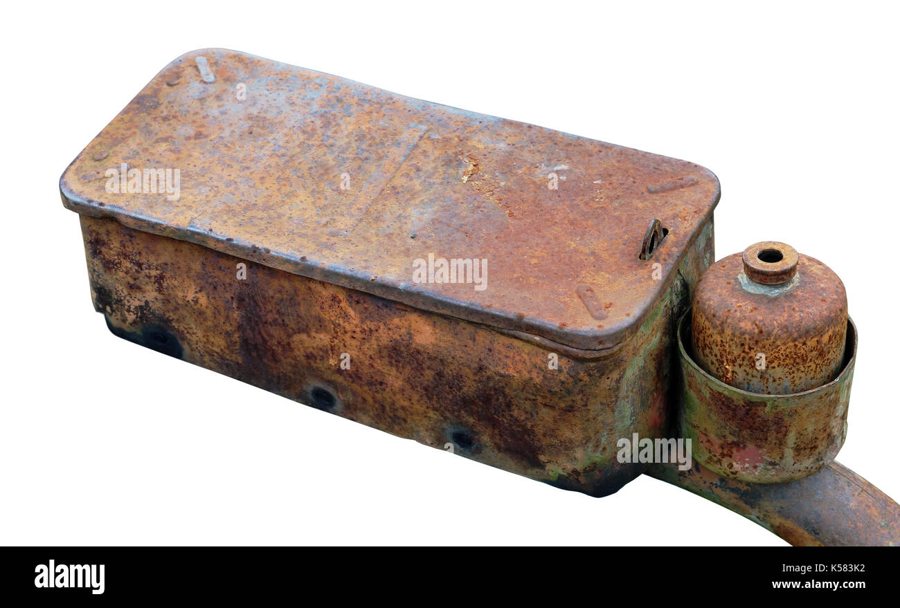 Rusty parte difettosa da un trattore diesel prodotte all'inizio del XX secolo. scatola di acciaio e filtro olio isolati con patch. Foto Stock