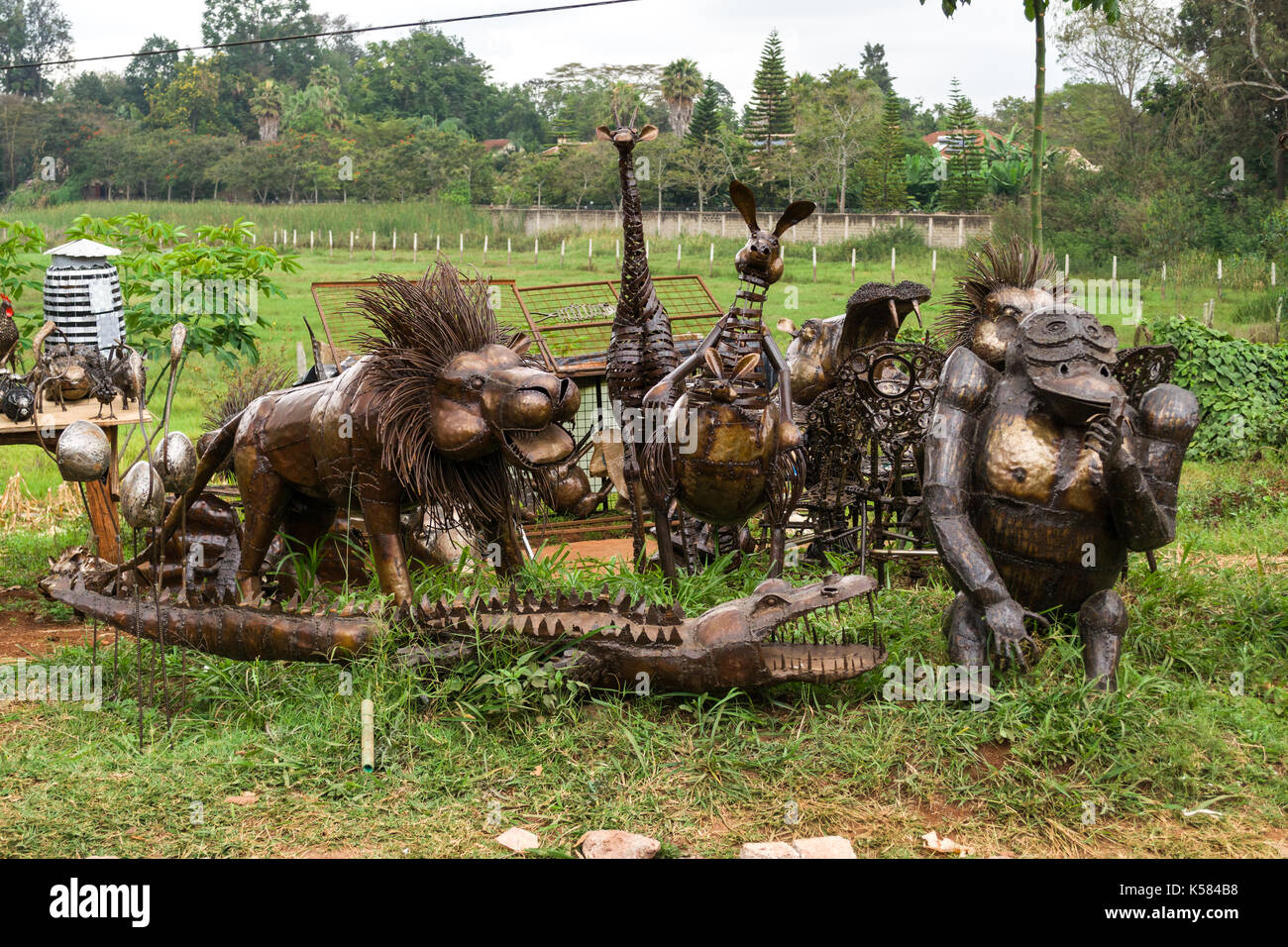 Metallo grande ornamento animale statue esposte per la vendita dalla strada, Nairobi, Kenia Foto Stock