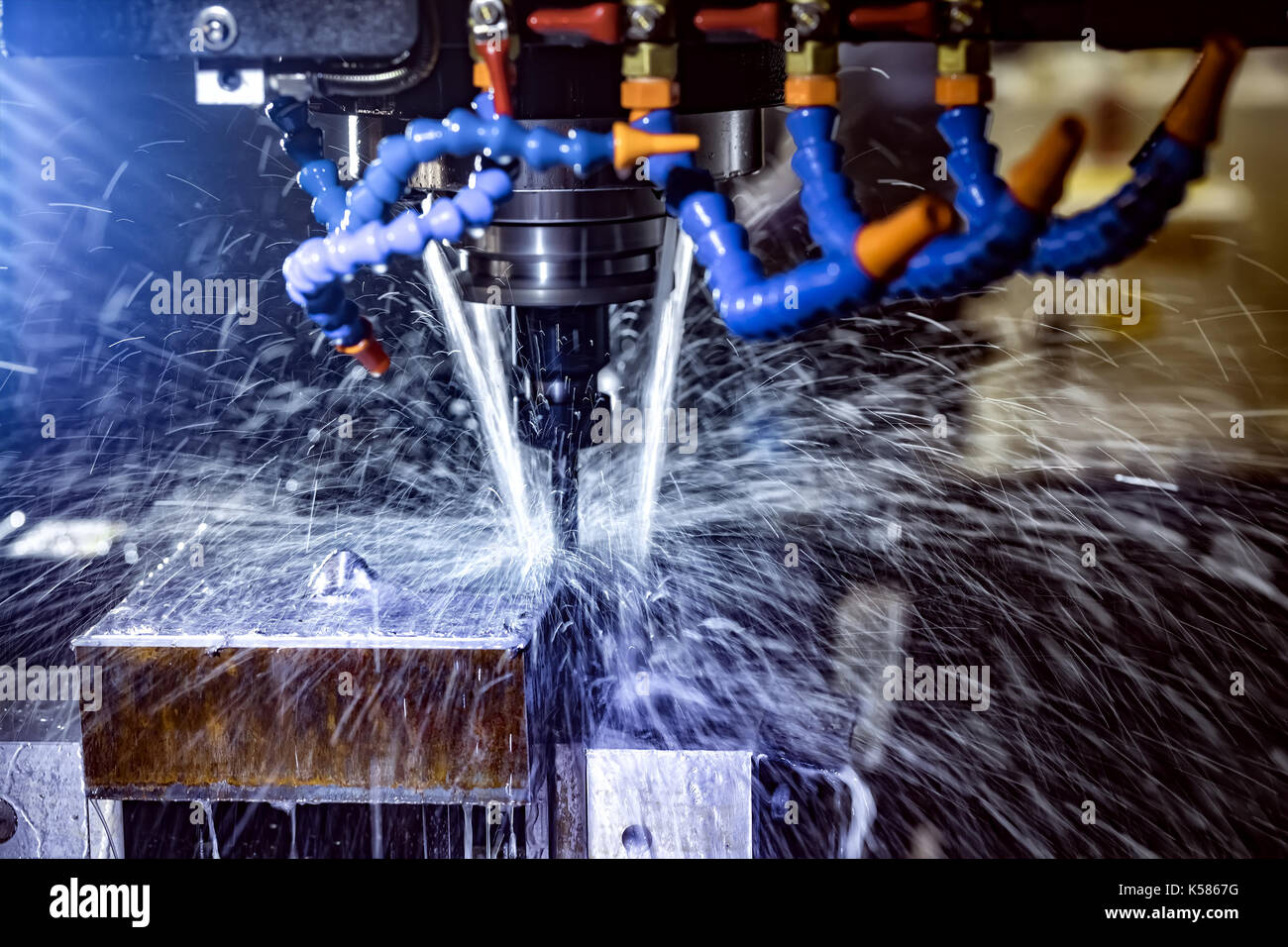 Lavorazione dei metalli macchina CNC. Il taglio di metallo moderna tecnologia di elaborazione. piccole profondità di campo. ATTENZIONE - autentica ripresa in avvincenti condit Foto Stock