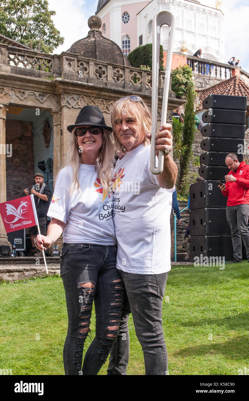 Portmeirion, Wales, Regno Unito. 8 Settembre, 2017. Mike Peters della sveglia conduce i Giochi del Commonwealth Baton parade al Festival No.6, Portmeirion, Wales, Regno Unito. 8 Sep, 2017. Credito: Ken Harrison/Alamy Live News Foto Stock