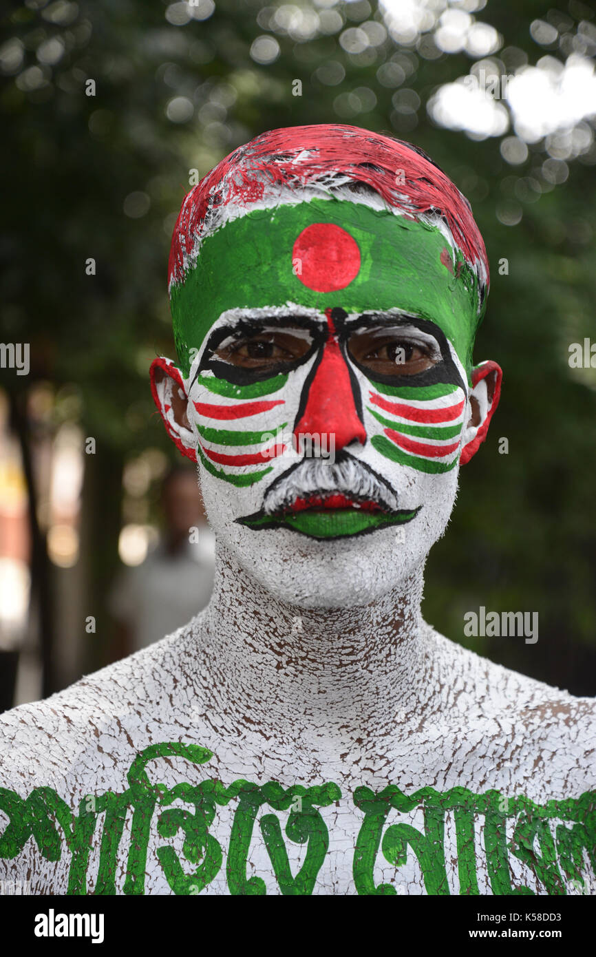 Dacca in Bangladesh. 08 Sep, 2017. Una gioventù bangladese in segno di protesta contro la violenza sulla popolazione rohingya e del Myanmar dipinto slogan di protesta il suo corpo e con la bandiera nazionale nella parte anteriore del National Press Club a Dhaka, nel Bangladesh. In Settembre 08, 2017 Credit: Mamunur Rashid/Alamy Live News Foto Stock