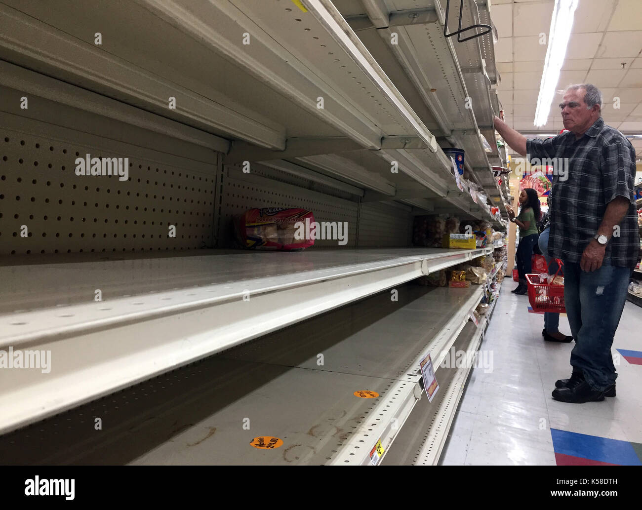 (170908) -- Miami (USA), sept. 8, 2017 (Xinhua) -- i clienti ricerca di cibo di scaffali in un supermercato a Miami, Florida, Stati Uniti, sett. 8, 2017. Secondo le previsioni per il prossimo 12-24 ore, uragano "Irma," ora valutata con 4 sul saffir-Simpson scala, si aspetta di colpire la Florida Keys e Florida del sud da sabato notte. irma è considerato il più potente uragano dell'atlantico su record. sul suo modo di Miami ha lasciato una scia di devastazione nelle isole dei Caraibi, girando i paradisi in zone di emergenza. (Xinhua/yin bogu) Foto Stock