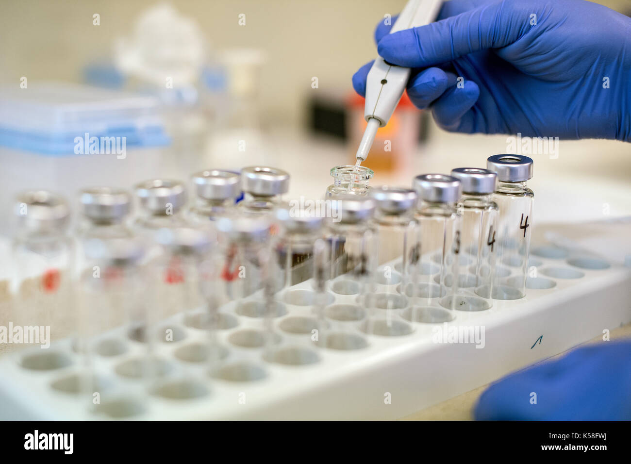 Duesseldorf, Germania. 8 Sep, 2017. Il tecnico e assistente medico helga waha prepara i campioni per la gas cromatografia a spettrometria di massa per l'analisi dei livelli di alcool nel flusso di sangue presso l'Istituto di medicina legale di Duesseldorf, Germania, 8 settembre 2017. alcuni 18000 autopsie giudiziarie sono eseguite in Germania su base annuale. photo: federico gambarini/dpa/alamy live news Foto Stock