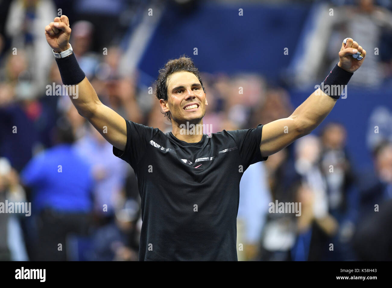 Vampate di calore NY- SETTEMBRE 08: ***NO NY DAILIES*** Rafael Nadal Vs Juan Martin del Potro durante le semifinali dei Mens sullo Stadio Arthur Ashe durante gli US Open al Centro Nazionale Tennis USTA Billie Jean King l'8 Settembre 2017 a Flushing Queens. Credito: mpi04/MediaPunch Foto Stock