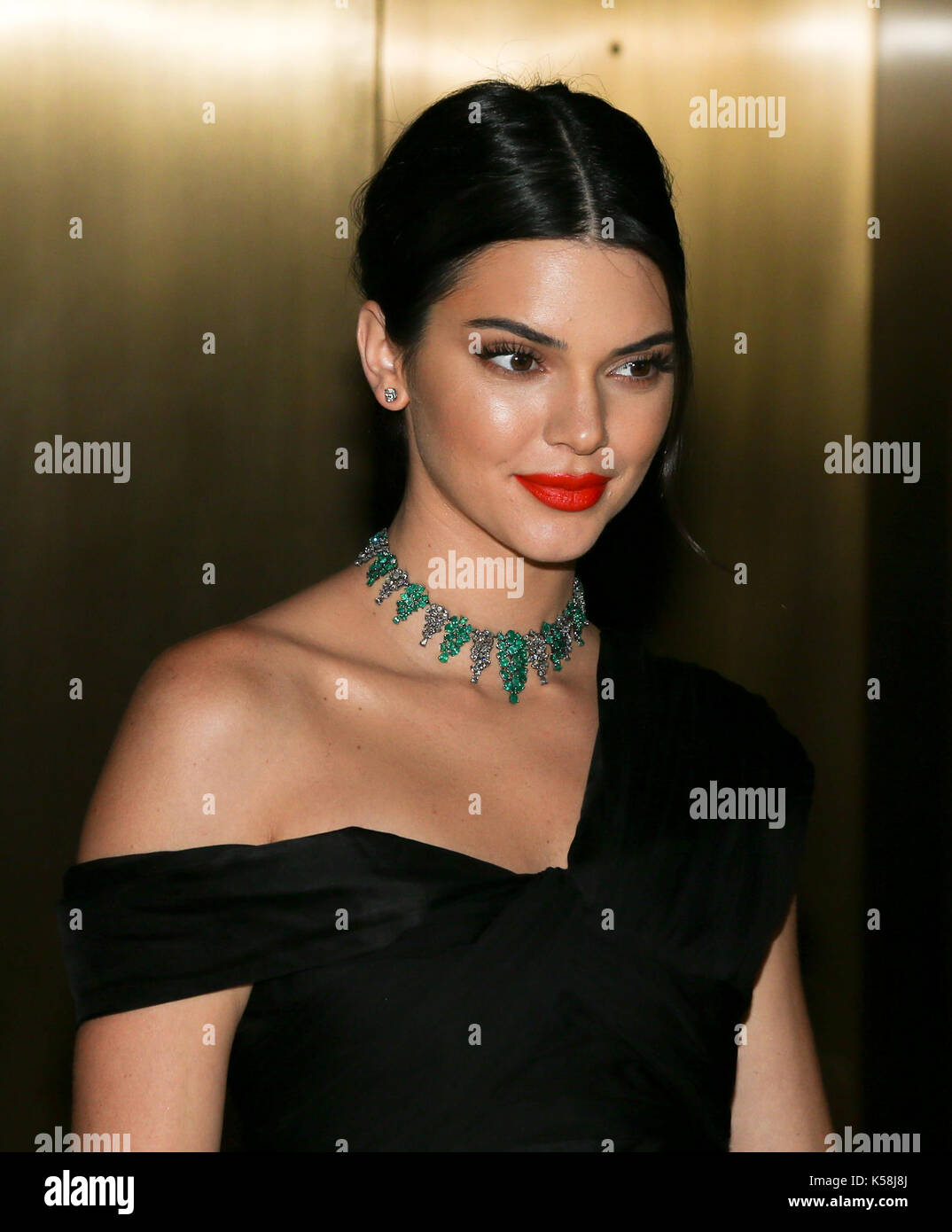 New york, Stati Uniti. 08 Sep, 2017. Il modello kendall jenner assiste quotidianamente la prima fila del fashion media awards a four seasons hotel new york downtown Su settembre 8, 2017 a new york, ny, Stati Uniti d'America. Credito: akphoto/alamy live news Foto Stock