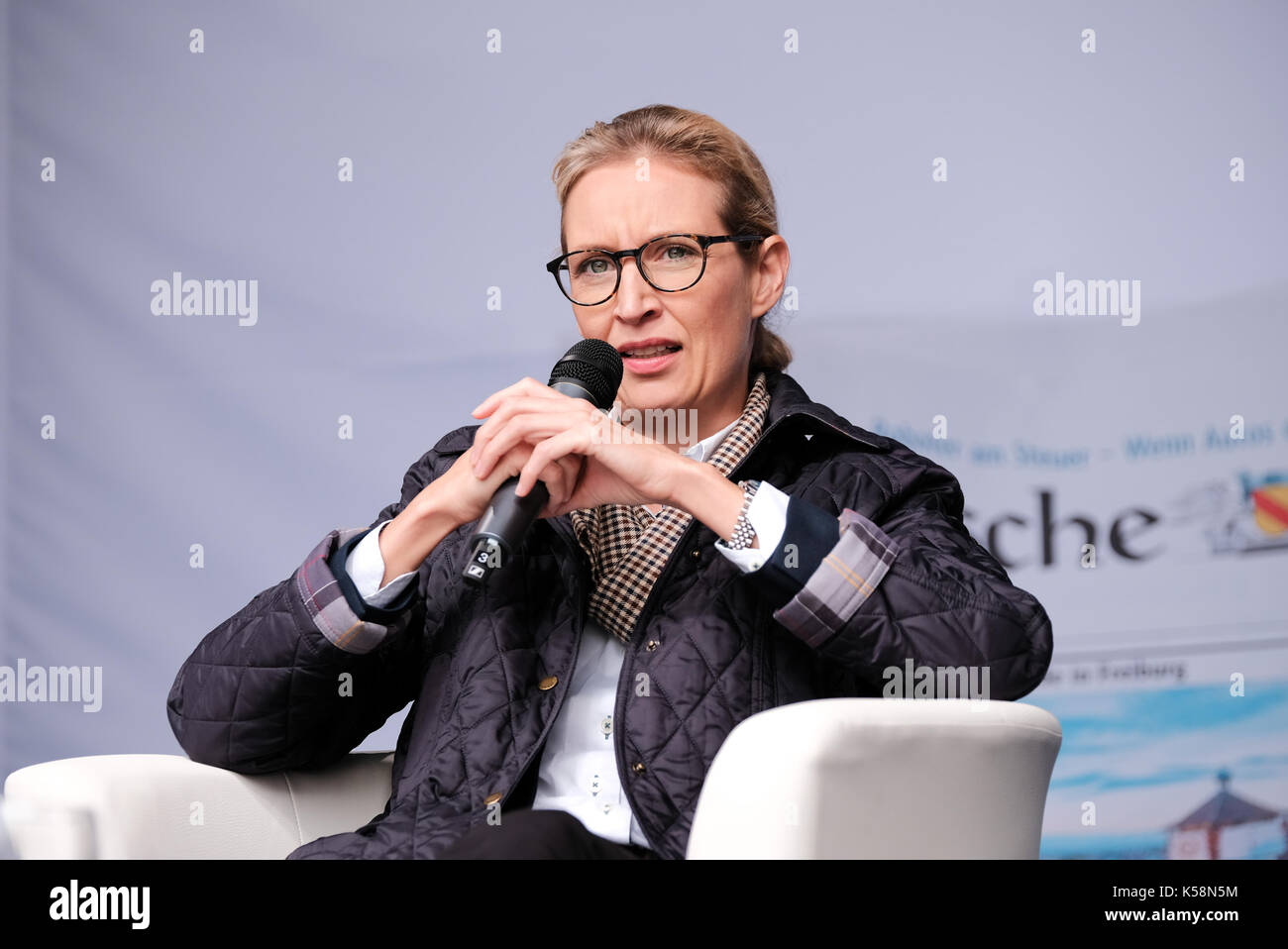 Freiburg, Deutschland. 09Sep, 2017. top candidato della Germania di estrema destra alternativa per Deutschland (AFD), Alice weidel, durante una campagna elettorale a Friburgo in Germania il 9 settembre, 2017. Credito: miroslav dakov/alamy live news Foto Stock