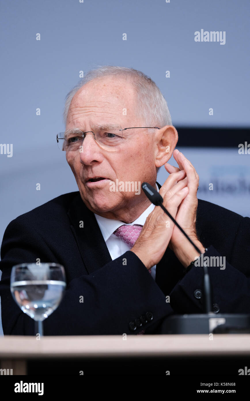 Friburgo, Germania. 09 settembre 2017. Il ministro delle finanze tedesco Wolfgang SchŠuble ha discusso prima delle prossime elezioni federali del paese alla fine di settembre. Friburgo, Germania, 9 settembre 2017. Credit: Miroslav Dakov/Alamy Live News Foto Stock