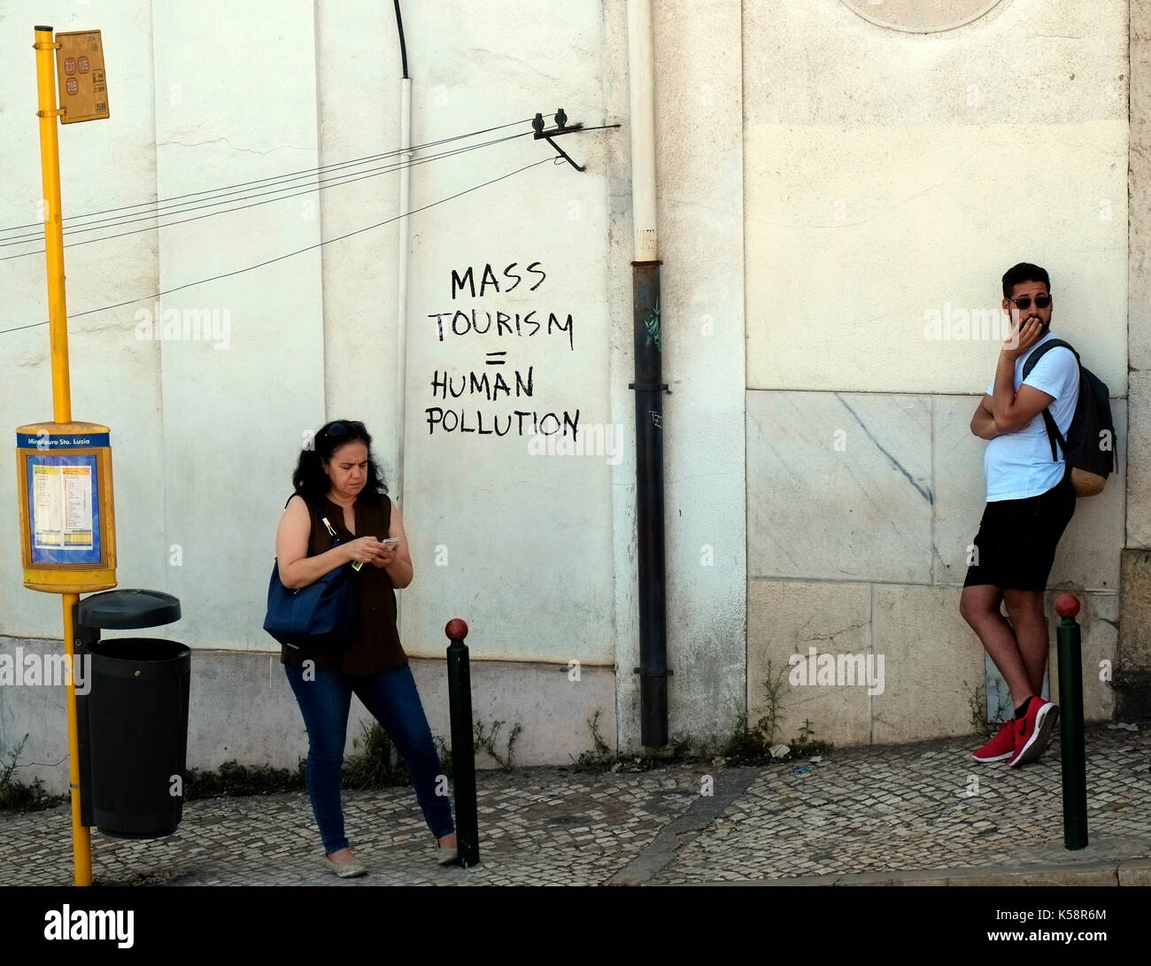 Un uomo e una donna stanno accanto a anti-graffiti del turismo di Lisbona, in Portogallo il 25 agosto 2017. © Giovanni voos Foto Stock