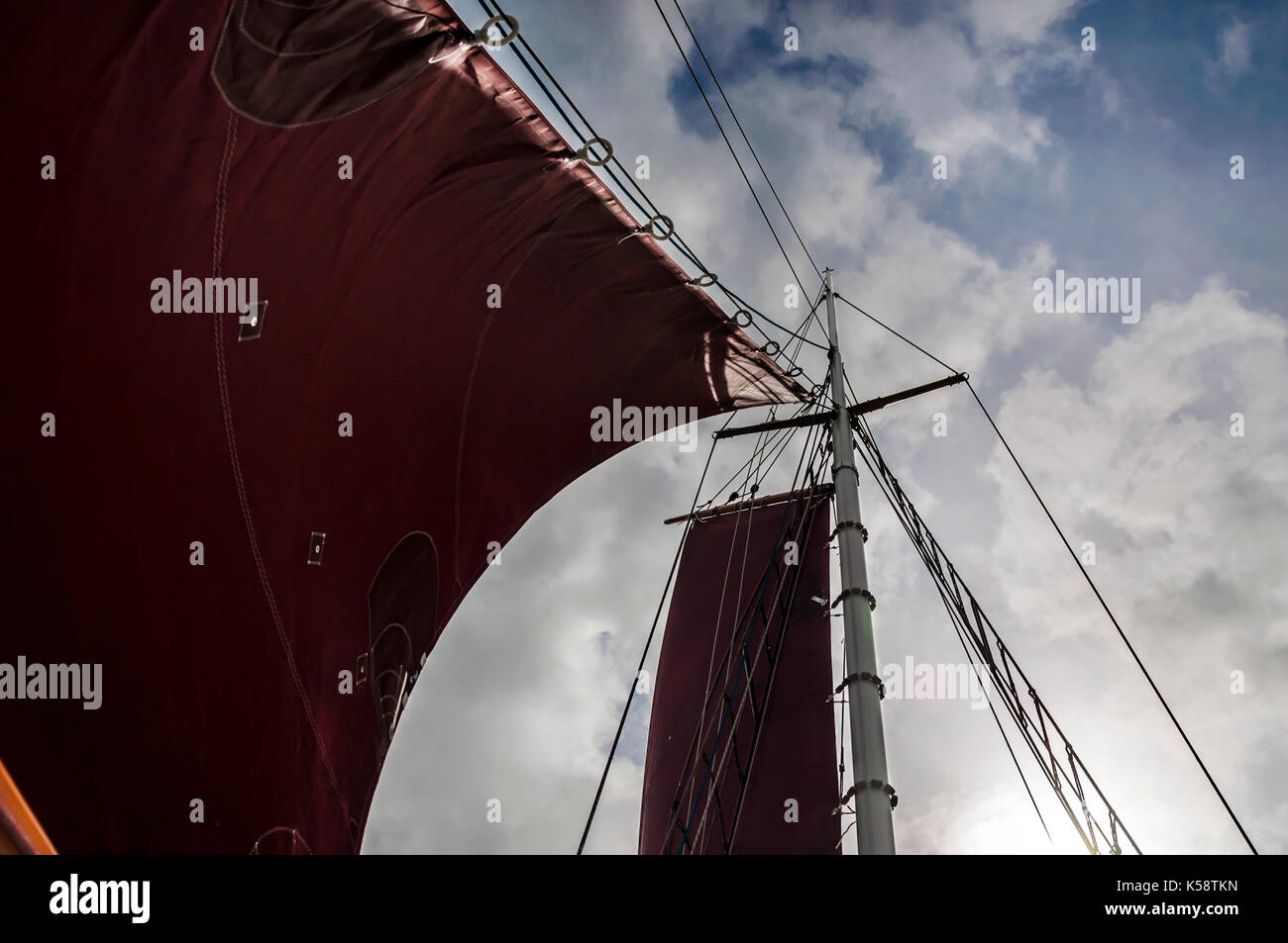 Gaff tradizionale truccate barca a vela close up di vele e montante principale contro il cielo. Foto Stock