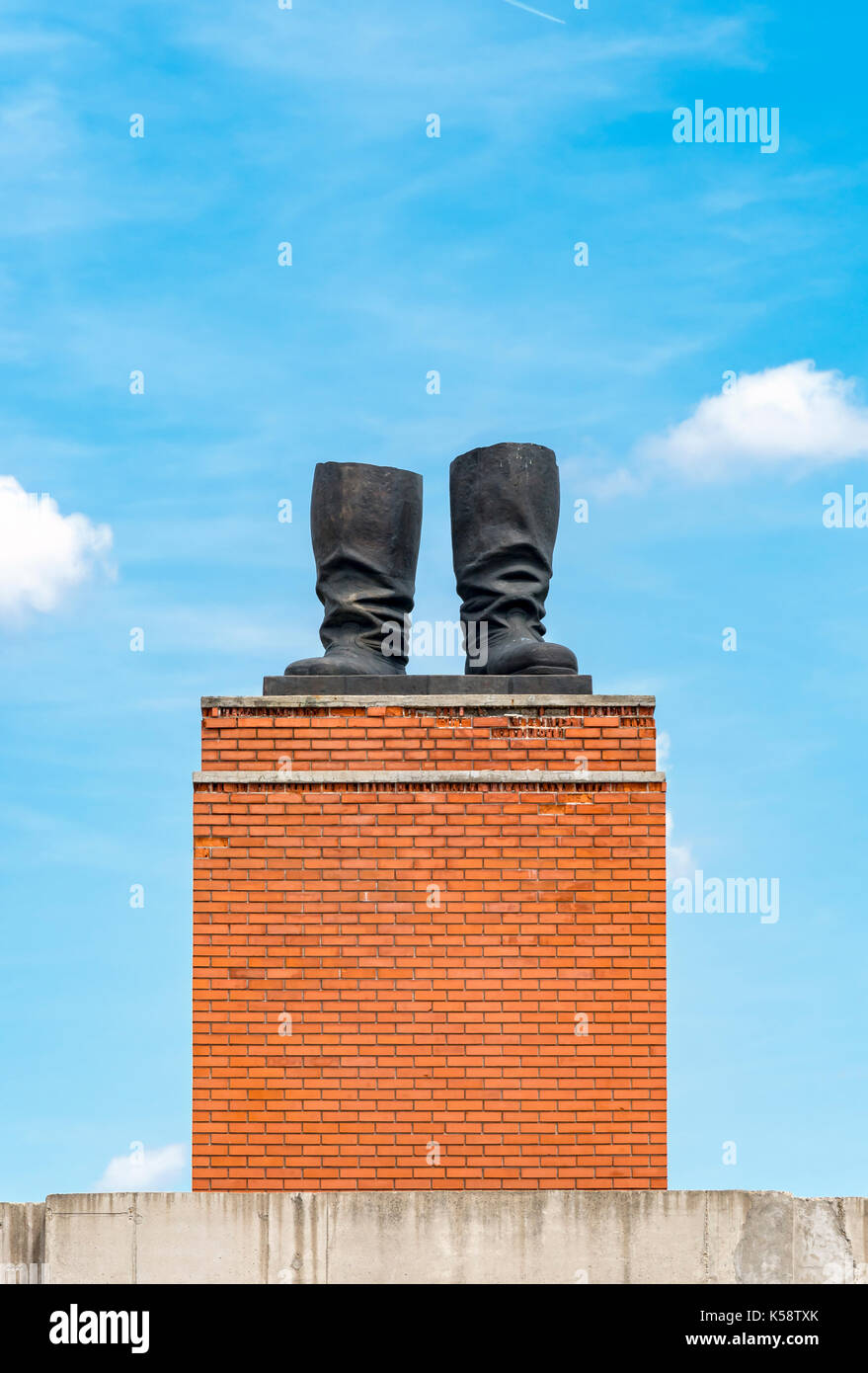 Statua degli stivali sulla tribuna di Stalin al Memento Park (Szoborpark) a Budapest, Ungheria Foto Stock