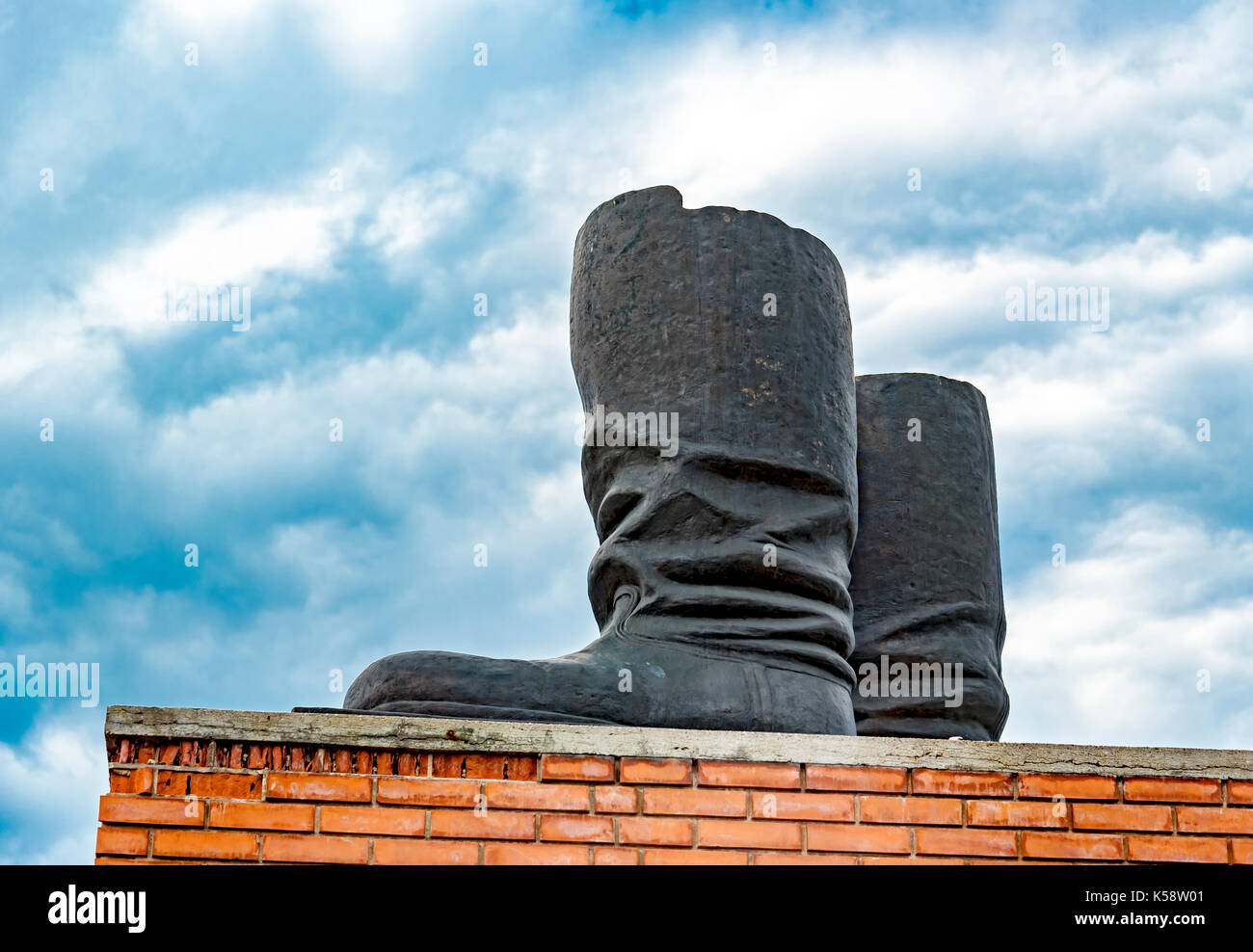 Statua degli stivali sulla tribuna di Stalin al Memento Park (Szoborpark) a Budapest, Ungheria Foto Stock