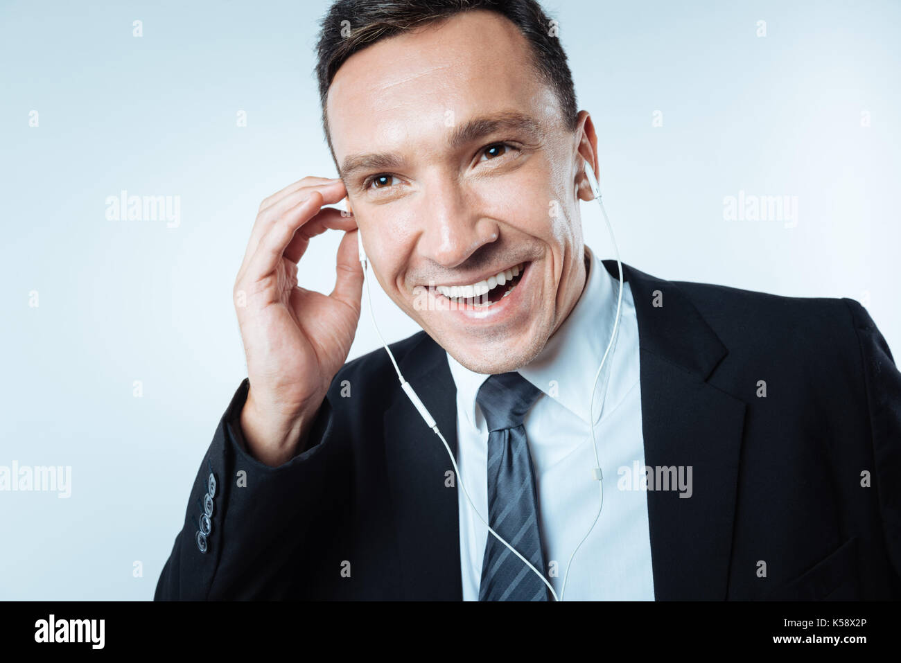 Felice allegro uomo godendo la sua musica Foto Stock