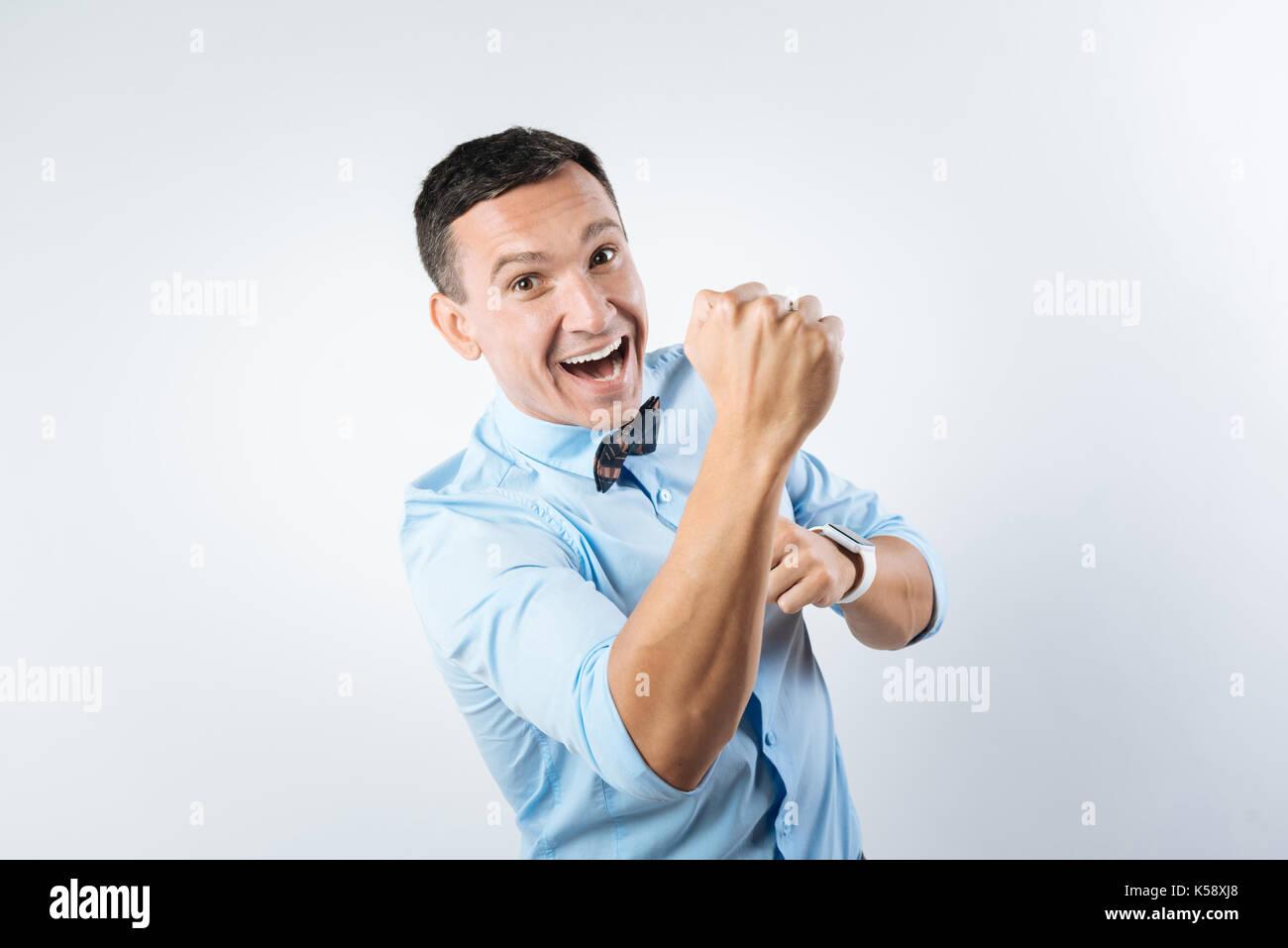 Gioioso uomo positivo che esprime la sua felicità Foto Stock