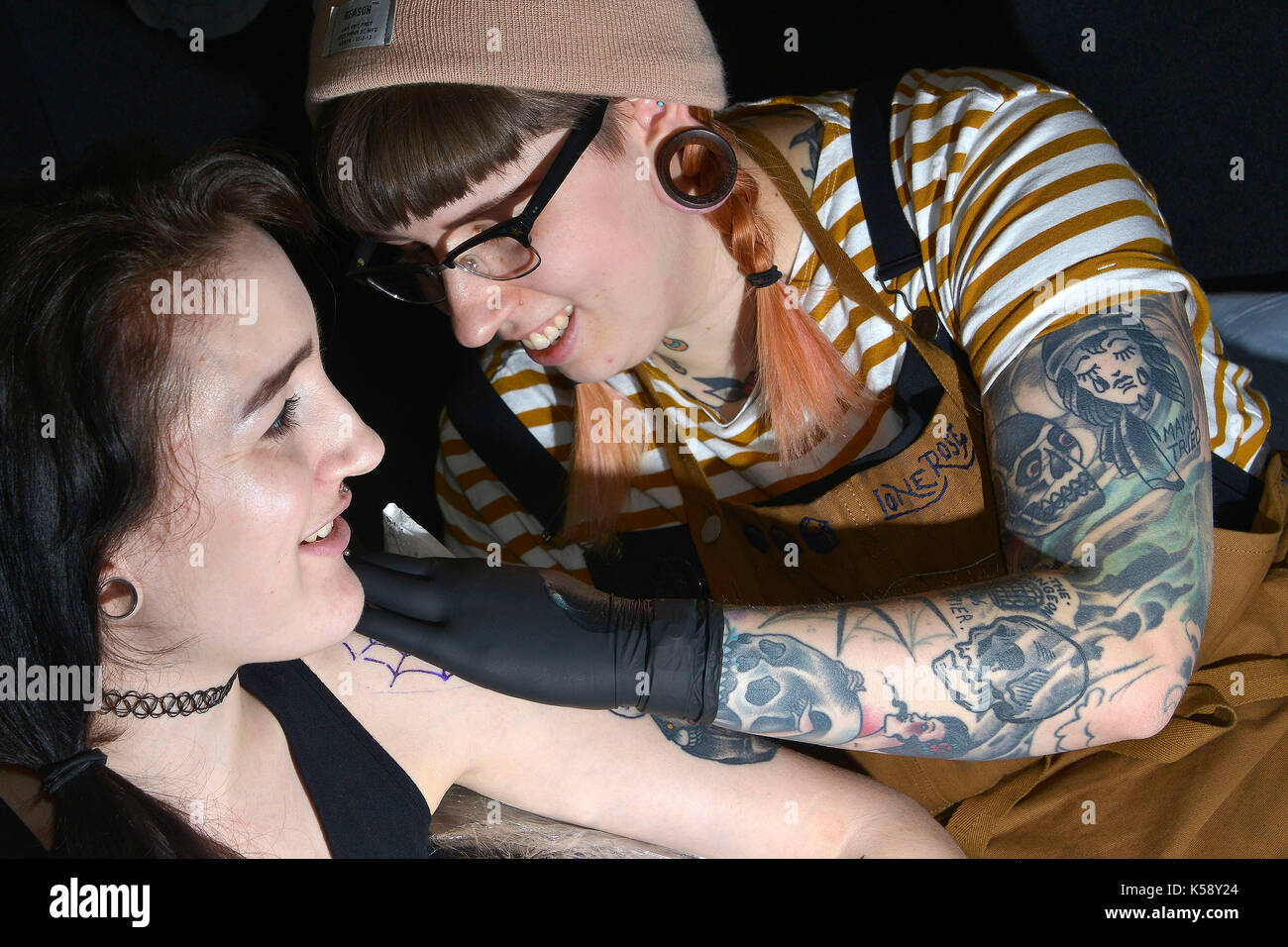 Tattoo convention presso il centro di Brighton, migliaia hanno partecipato alla convenzione in cui alcuni dei più noti artisti hanno dimostrato il loro lavoro. Foto Stock