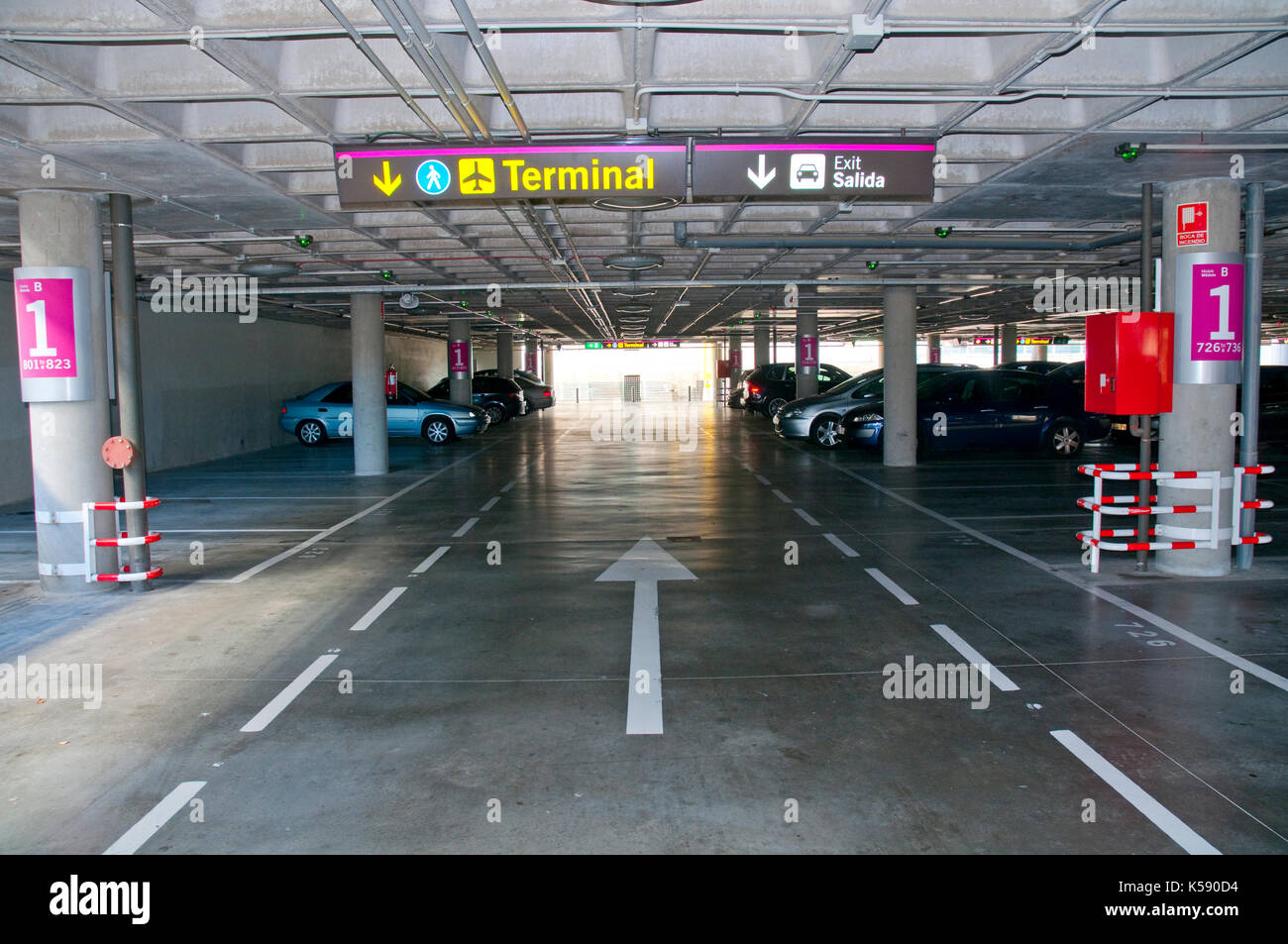 Parcheggio auto, T-4 Terminal Passeggeri. L' aeroporto di Barajas, Madrid, Spagna. Foto Stock