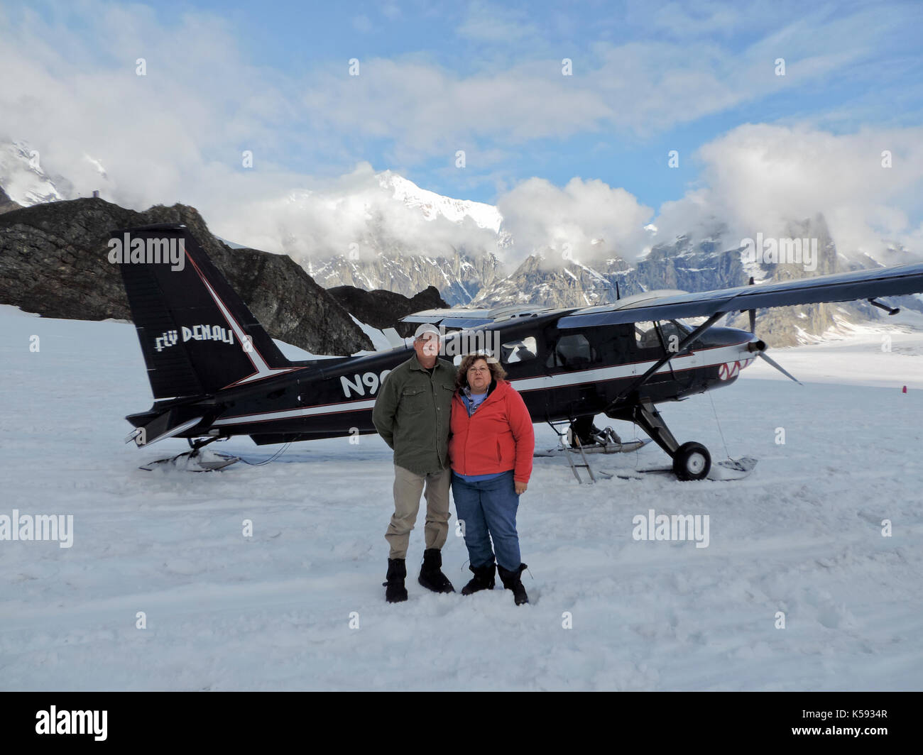 Giovane tenendo la fotografia nella parte anteriore del velivolo sul ghiacciaio Giro, Alaska Foto Stock